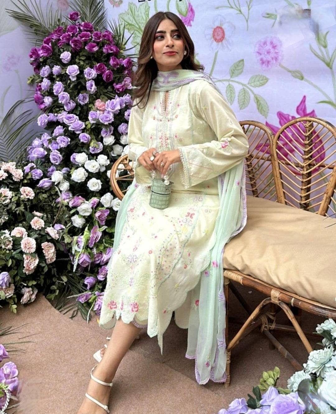 img_spotted_in_farah_talib_aziz_lawn_24_awwal_boutique