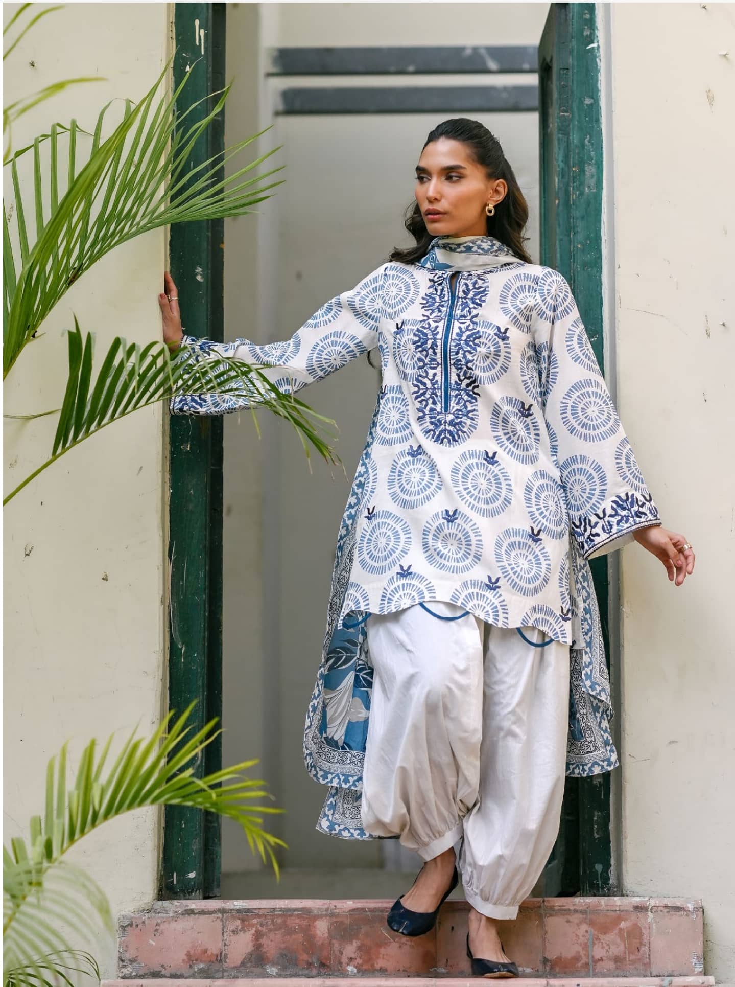img_gul_ahmed_rangon_ka_angan_lawn_awwal_boutique