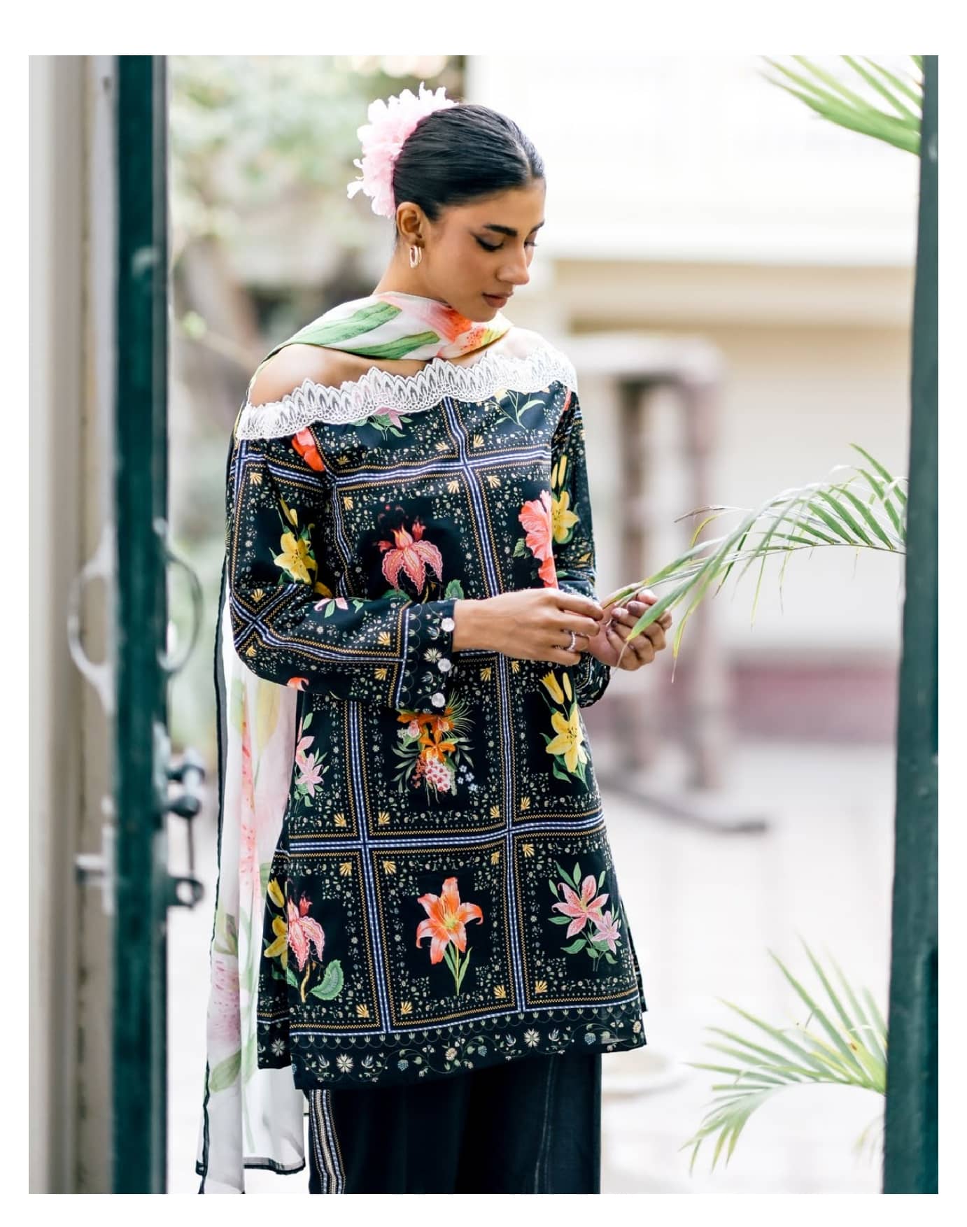 img_gul_ahmed_rangon_ka_angan_lawn_awwal_boutique