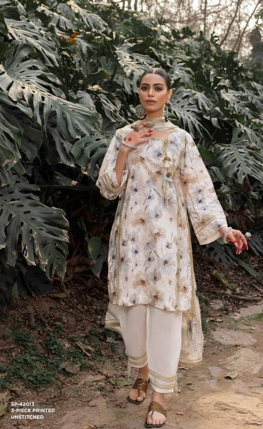 img_gul_ahmed_lawn_24_awwal_boutique