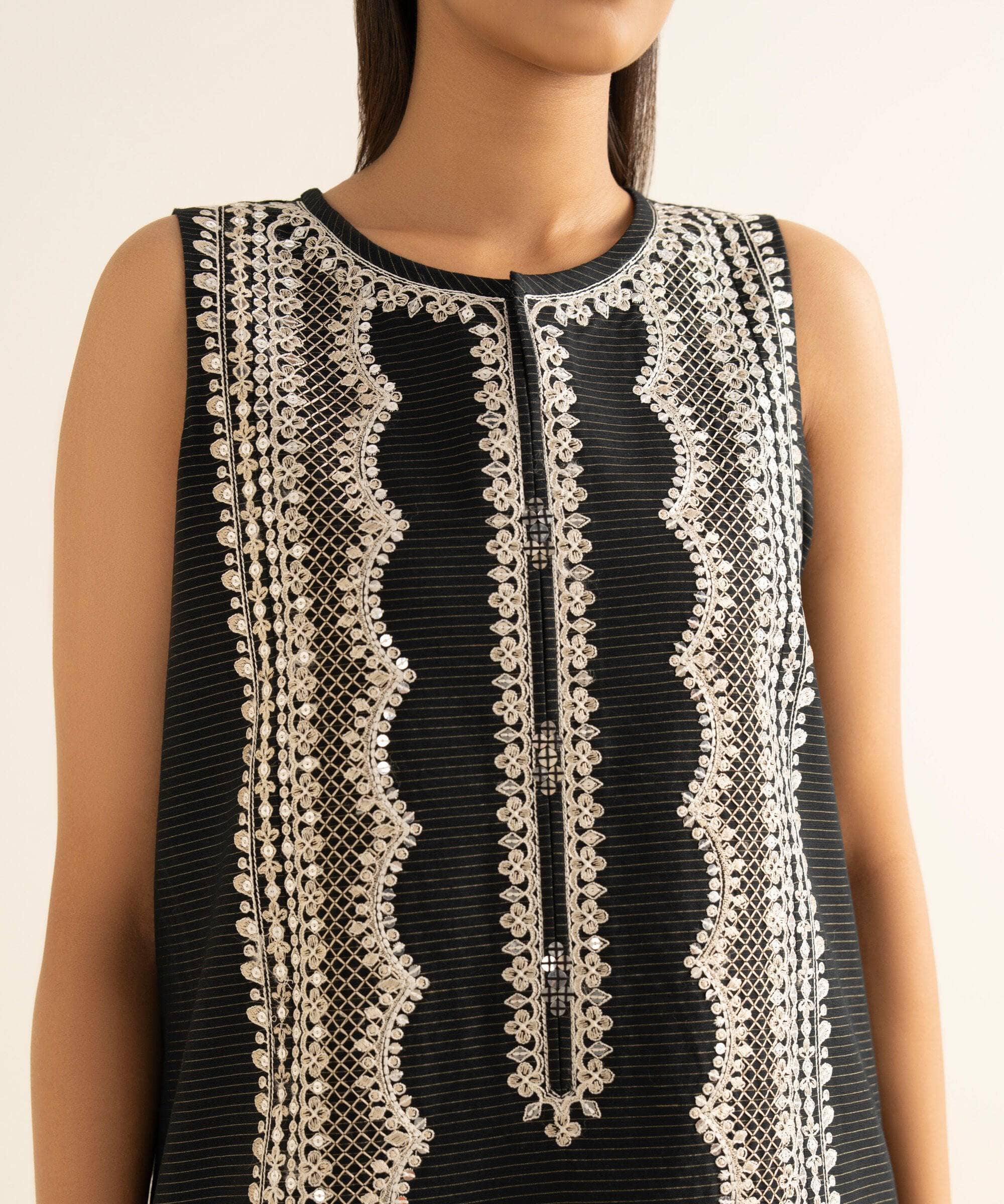 Sapphire Fall Winter 25/Embroidered Zari Khaddar Suit/0U2TEST25V88