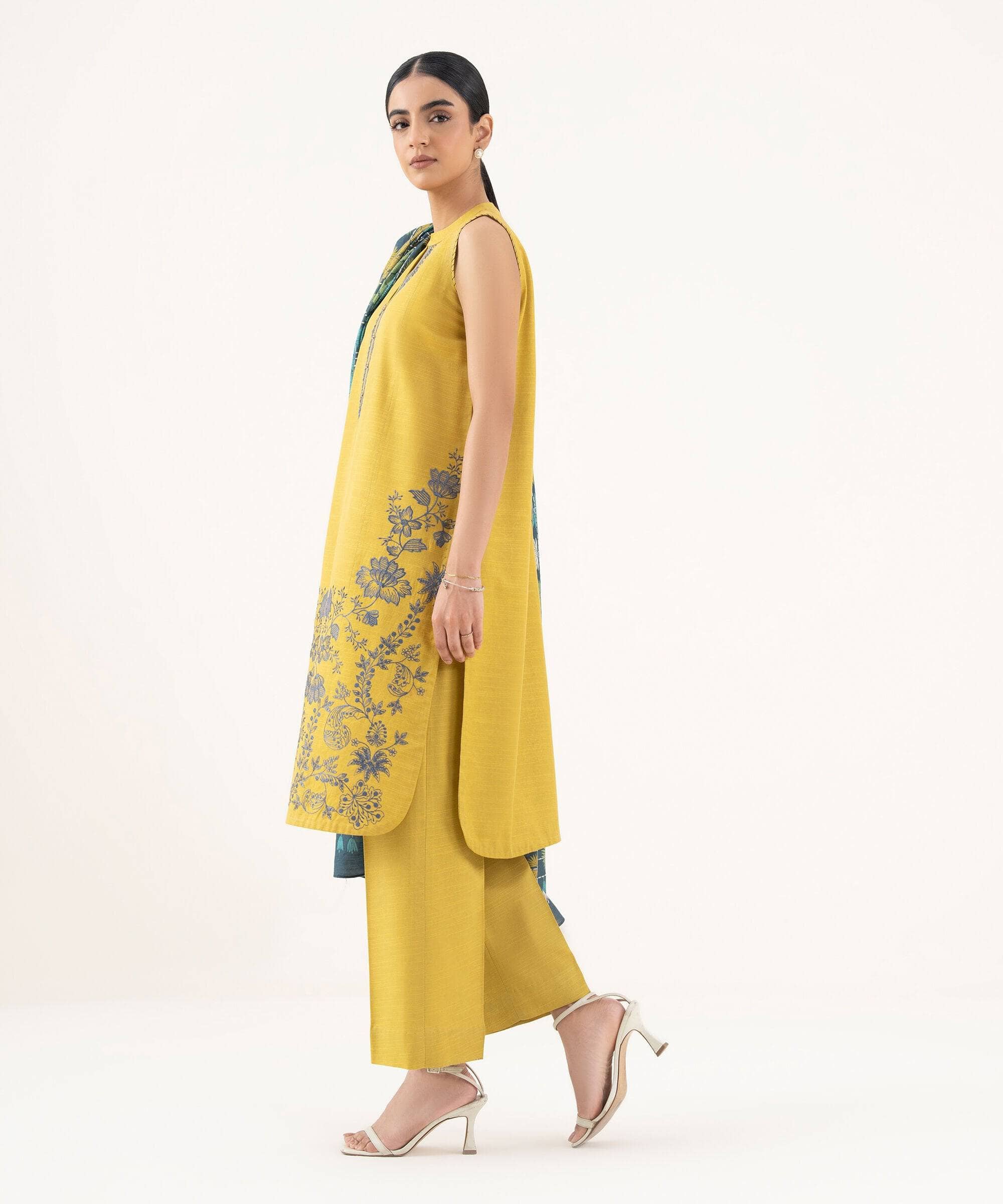 Sapphire Fall Winter 25/Embroideried Khaddar Suit/U3PEDY25V811