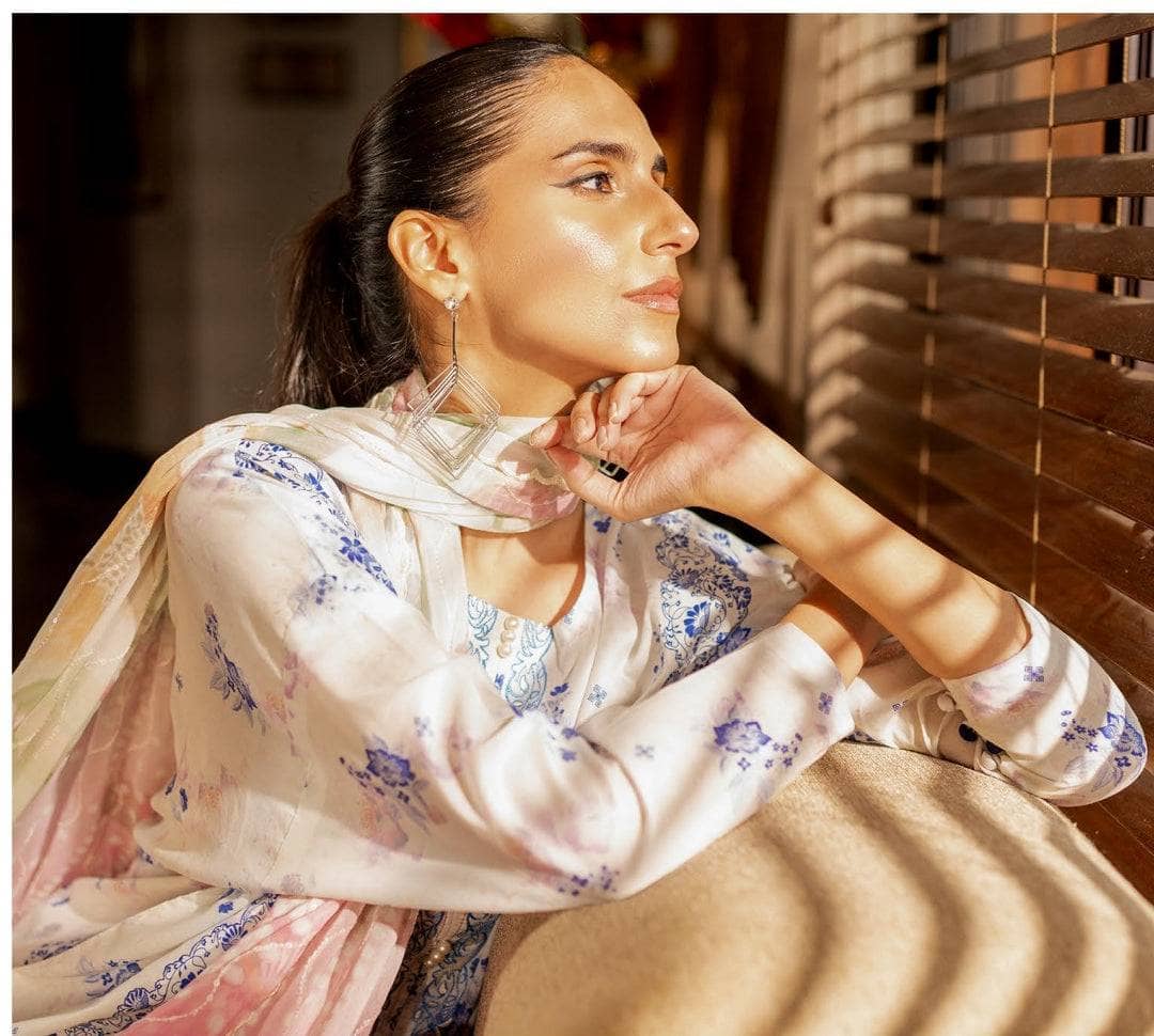 img_gul_jee_lawn_awwal_boutique