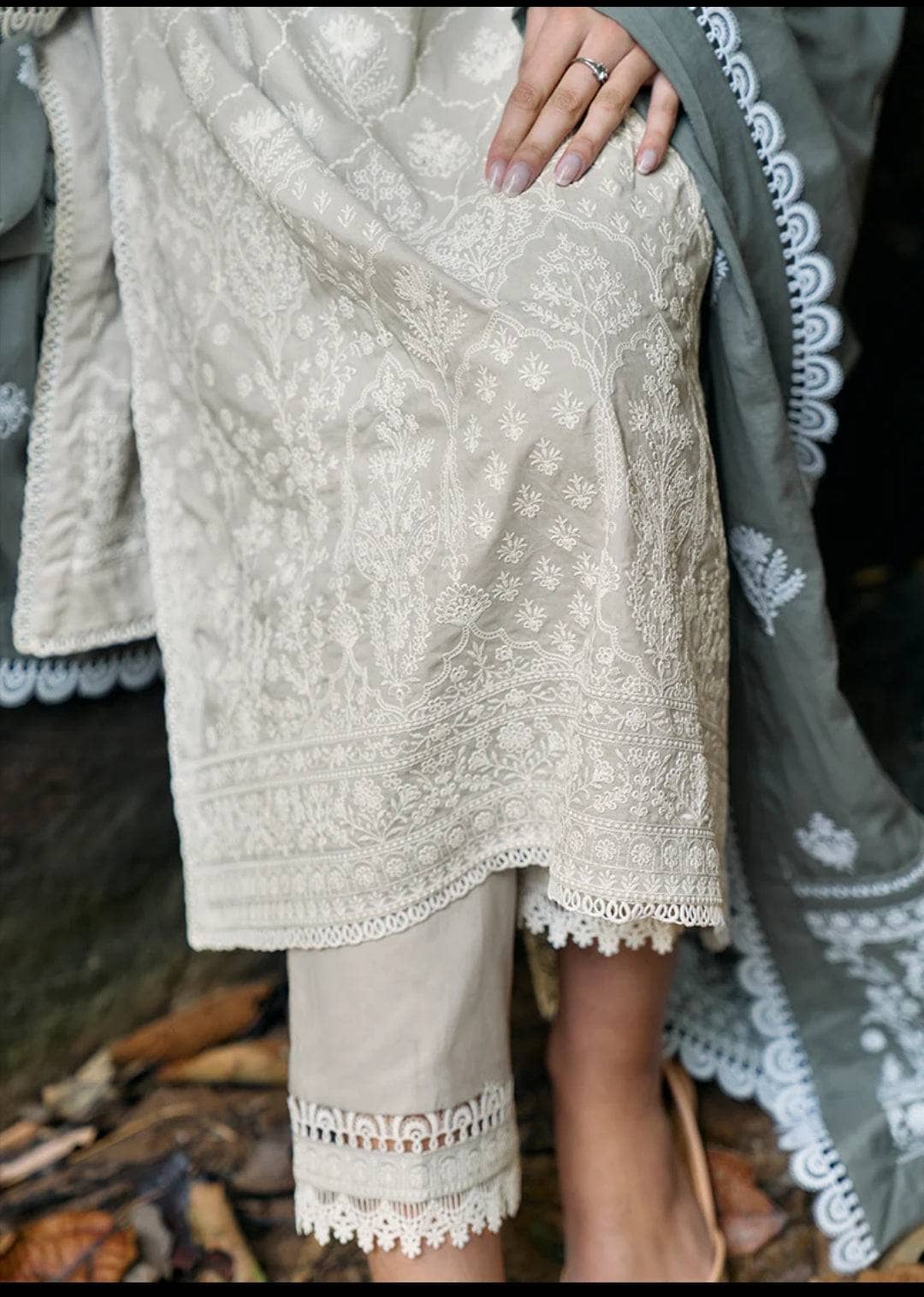 img_image_lawnkari_24_awwal_boutique