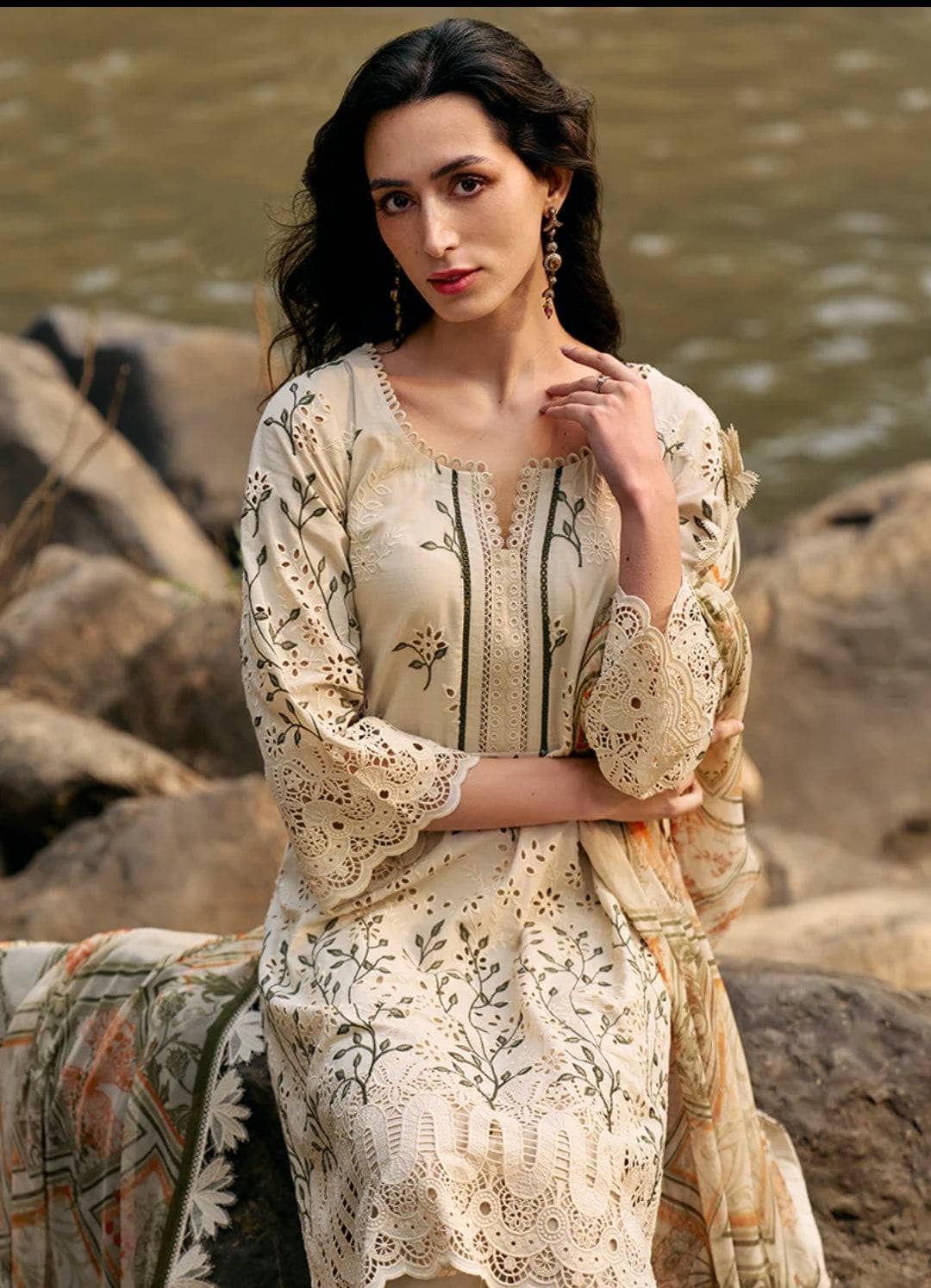 img_image_lawnkari_awwal_boutique