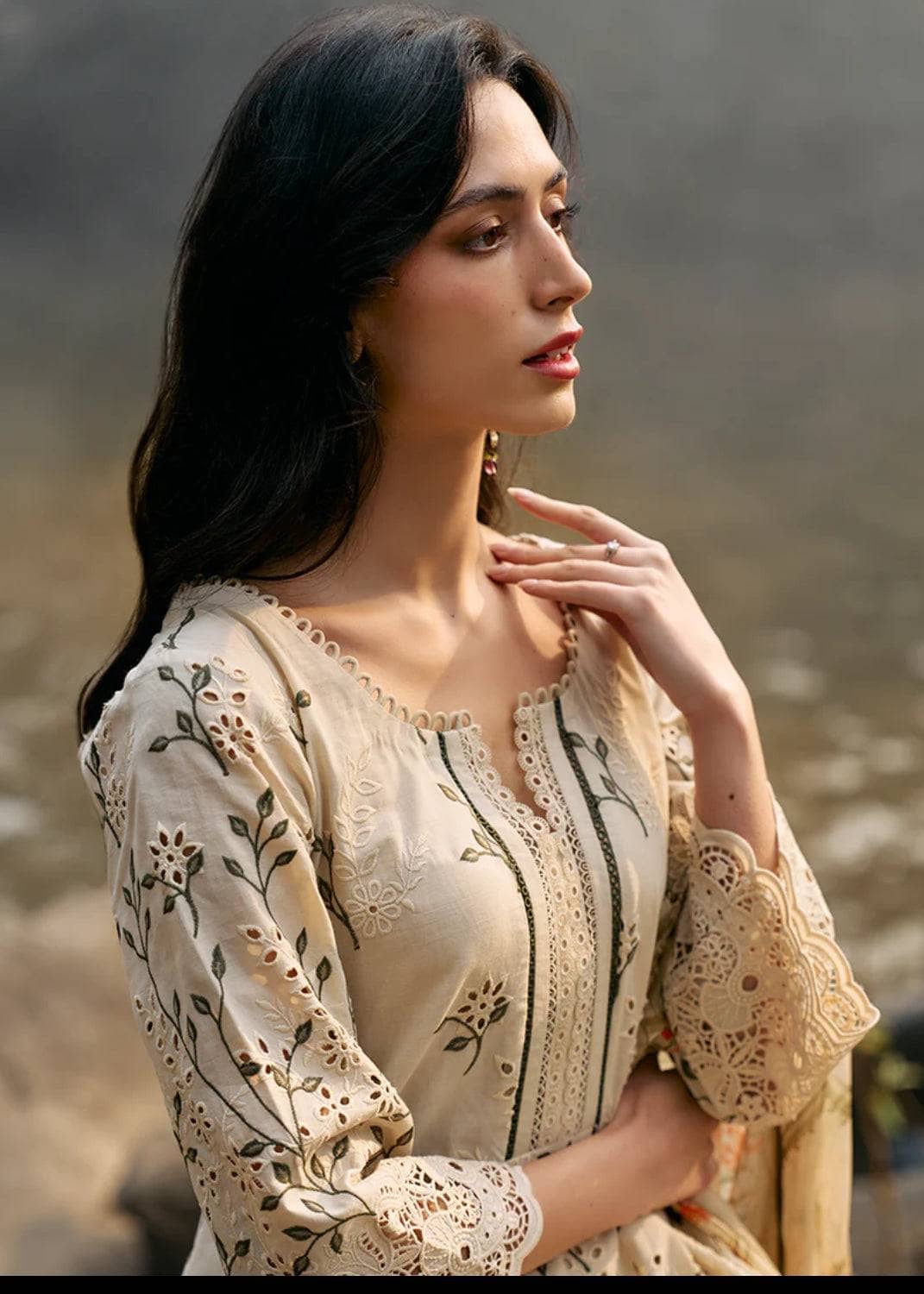 img_image_lawnkari_awwal_boutique