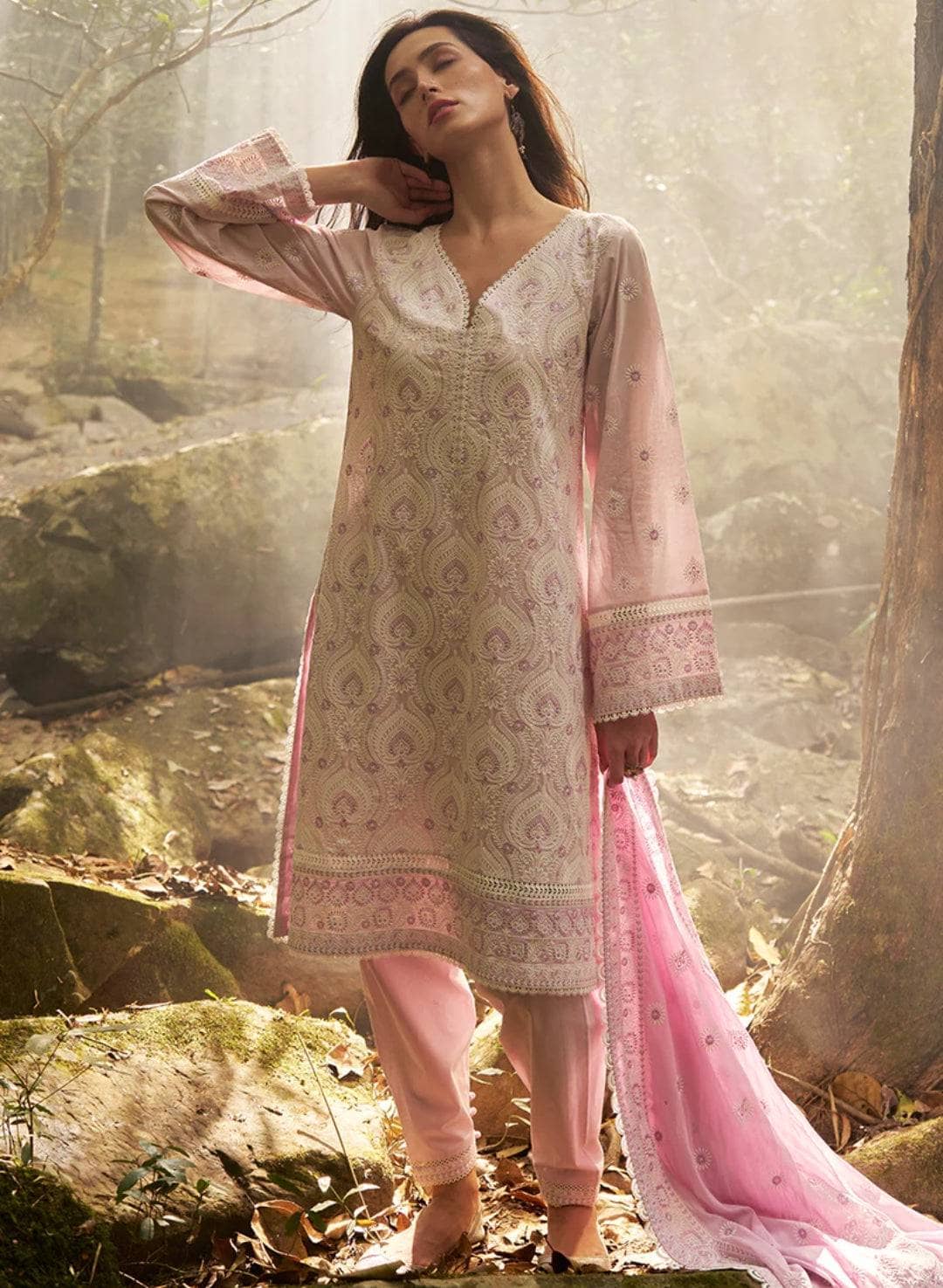 img_image_lawnkari_awwal_boutique