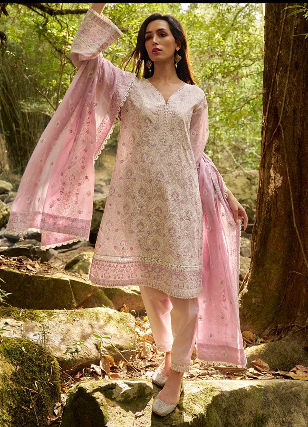 img_image_lawnkari_awwal_boutique