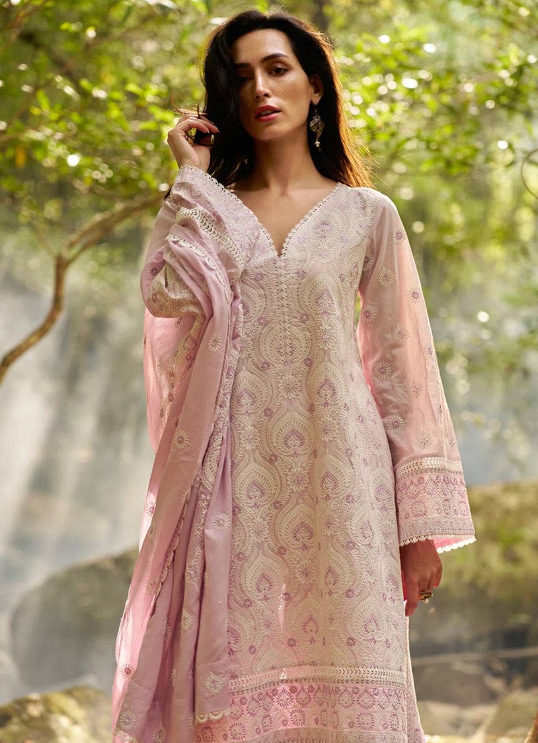 img_image_lawnkari_awwal_boutique