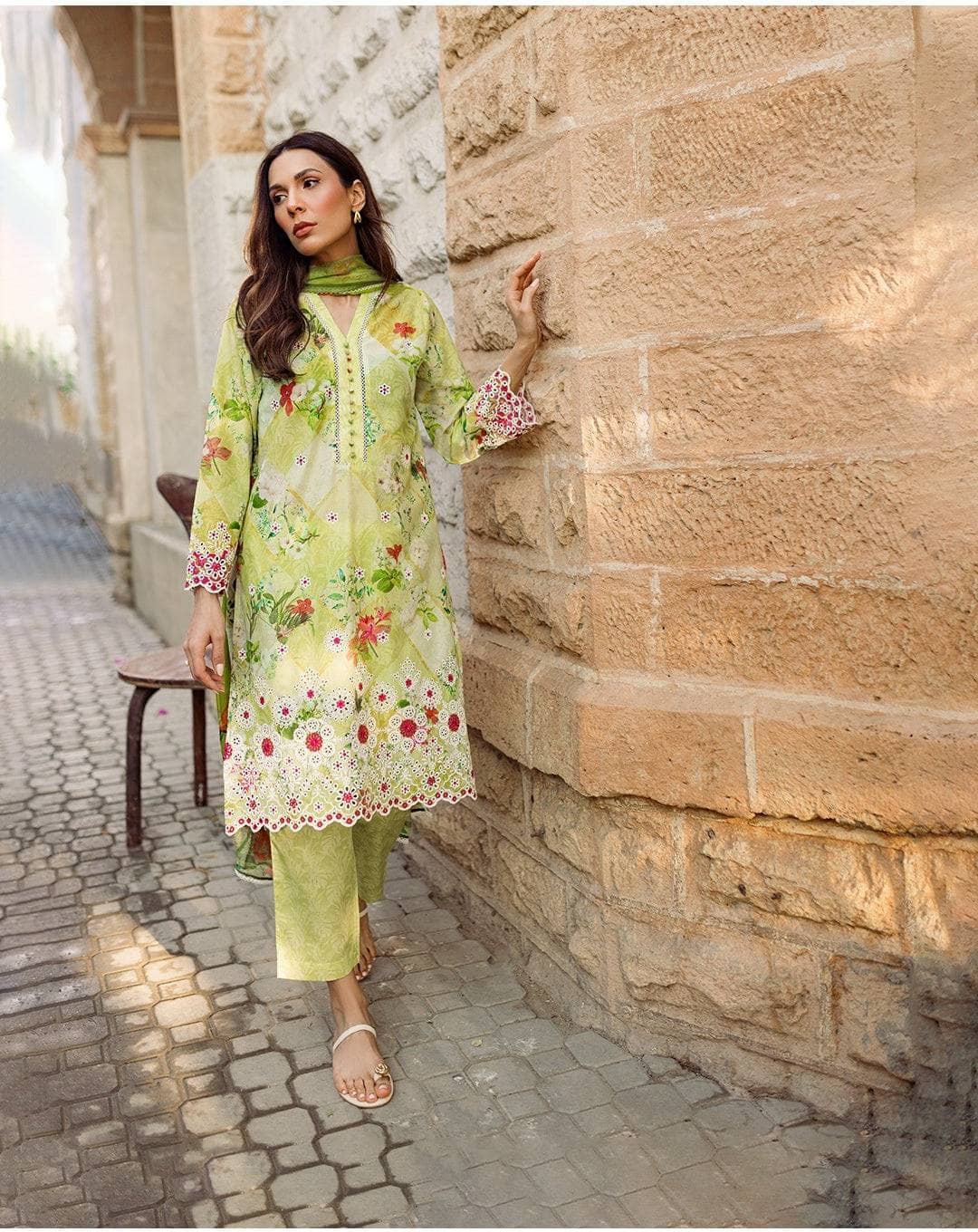 img_image_lawnkari_awwal_boutique