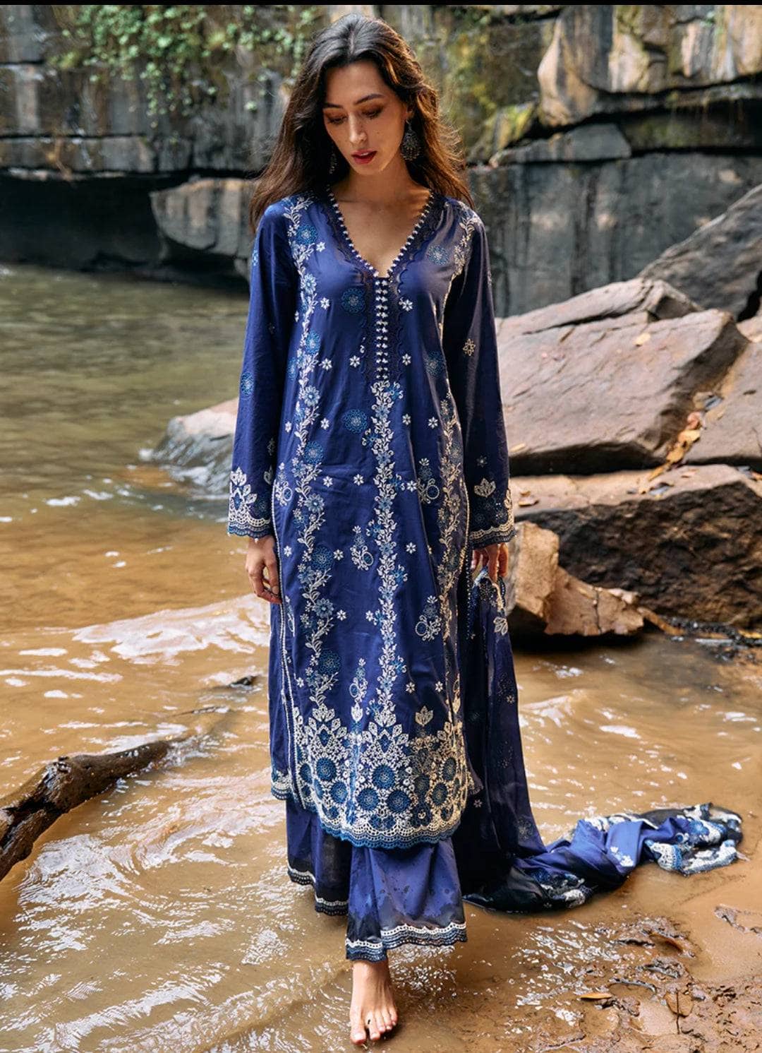 img_image_lawnkari_awwal_boutique