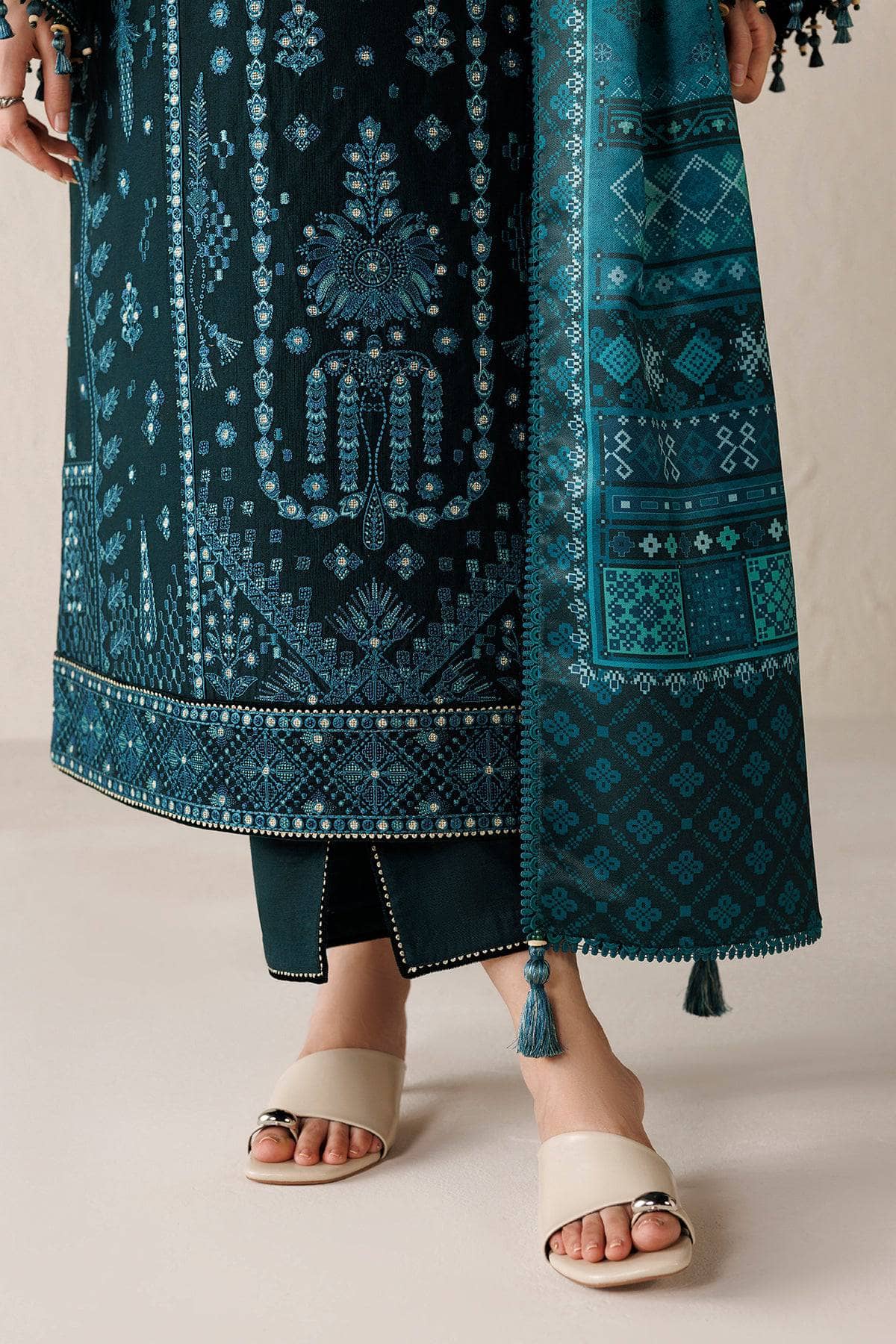 img_jazmin_winter_awwal_boutique