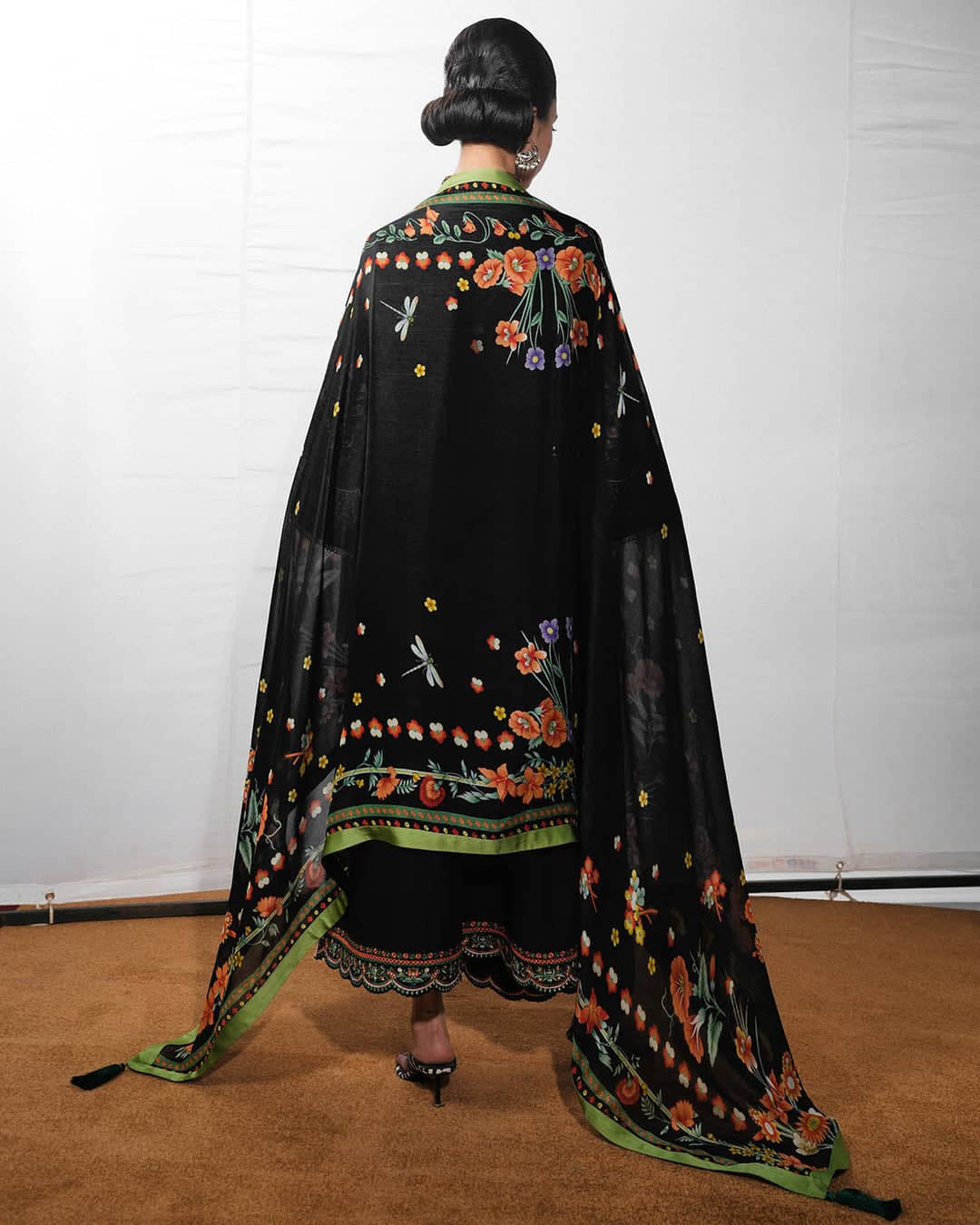 img_jugnu_lahore_lawn_awwal_boutique