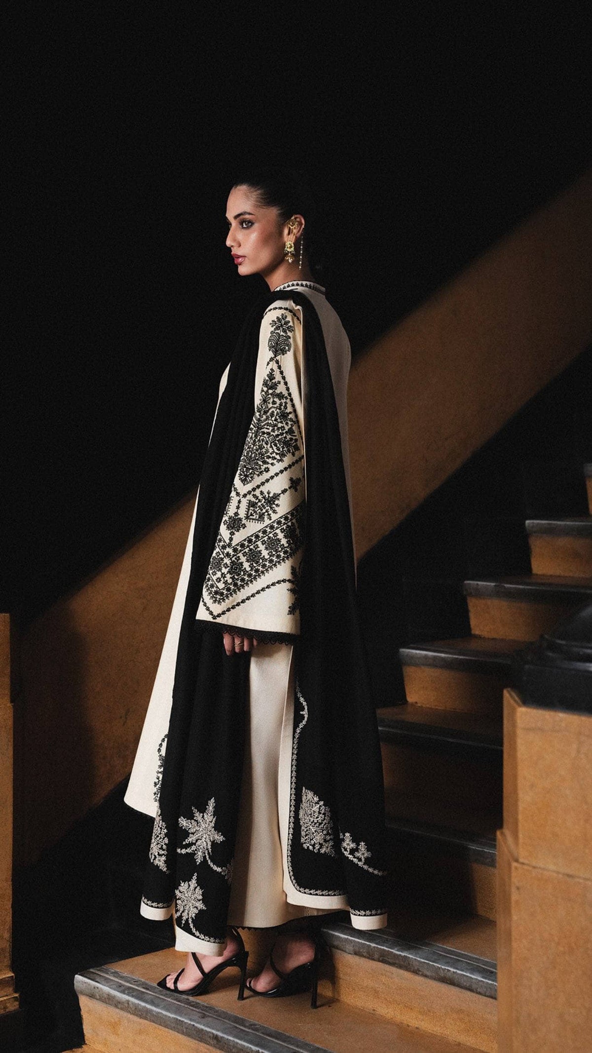 Jugnu Lahore/Karandi/Nigah/Ivory & Black