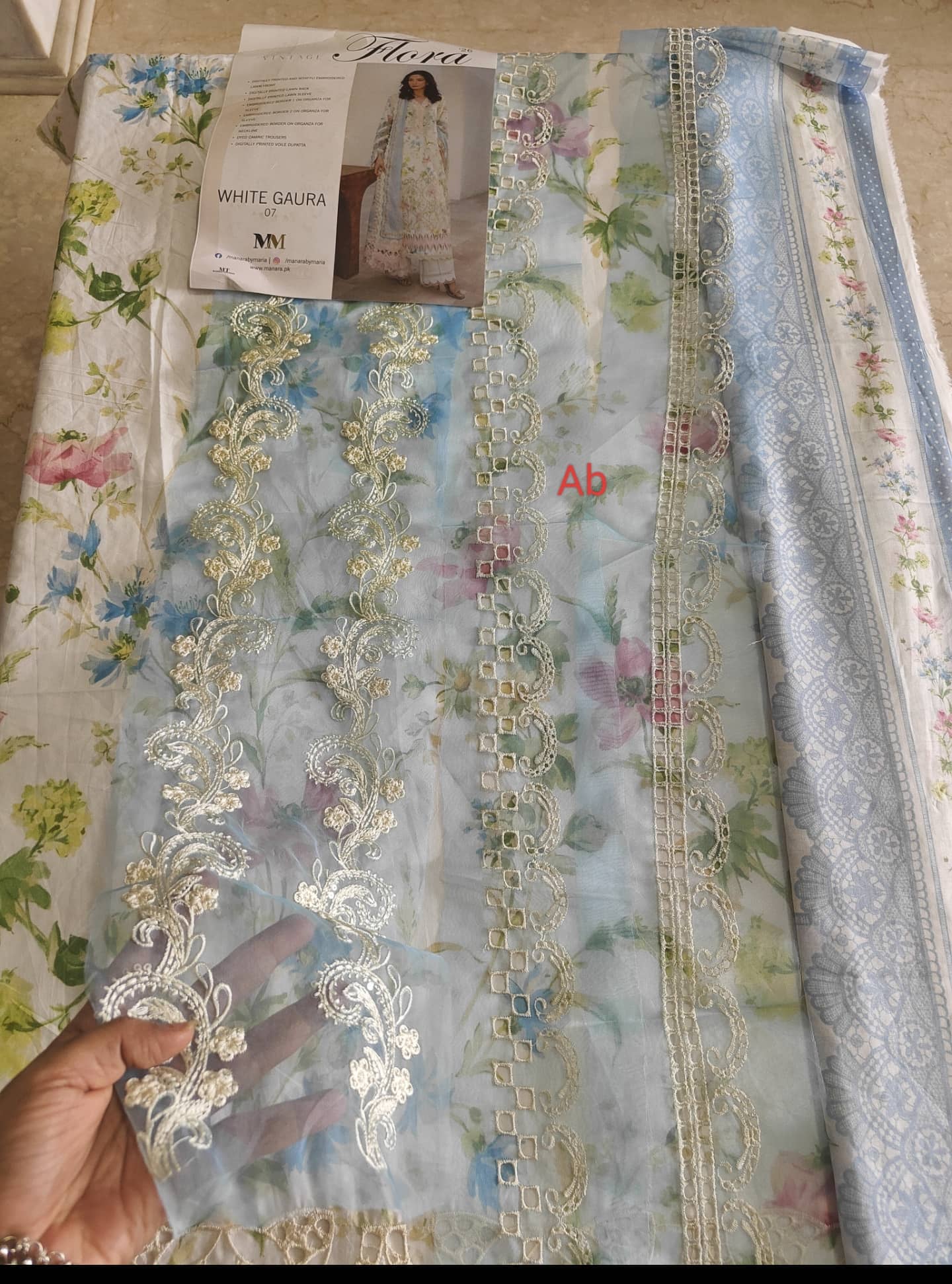 Sale‼️Open Pic/Manara Luxury Lawn 26/White Gaura/Off White