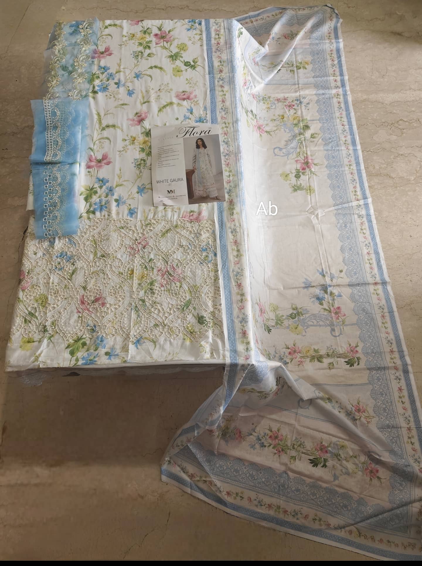 Sale‼️Open Pic/Manara Luxury Lawn 26/White Gaura/Off White