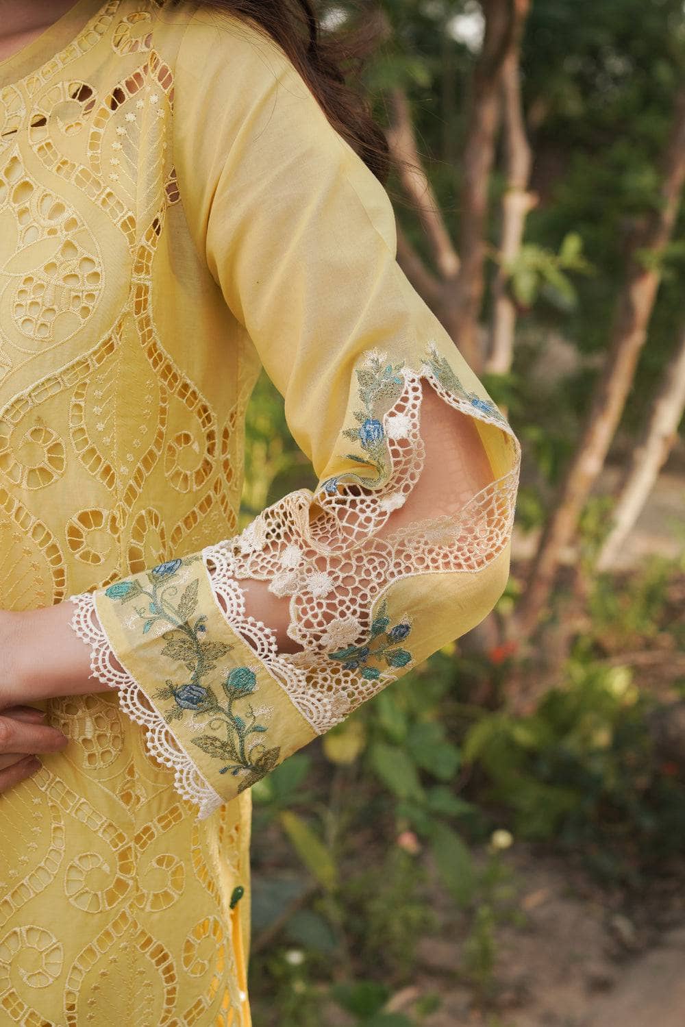 img_manara_by_maria_asif_beig_lawn_awwal_boutique