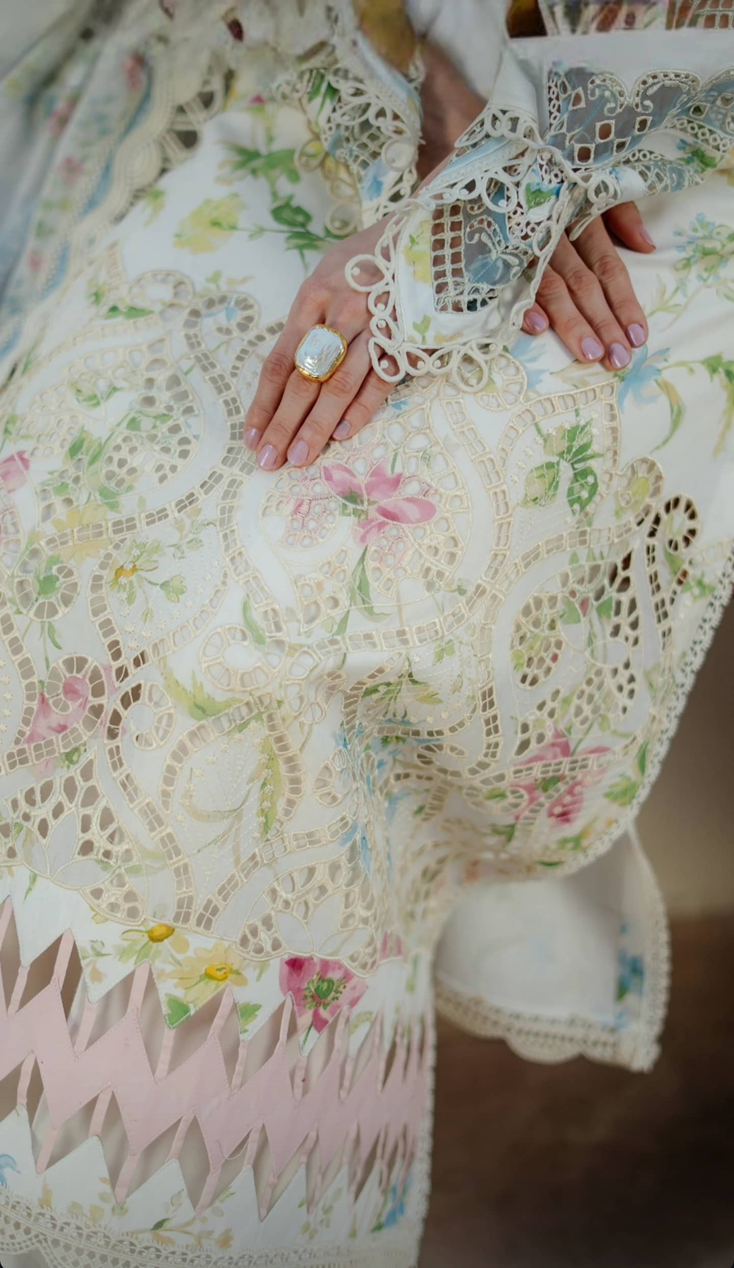 Sale‼️Manara Luxury Lawn 26/White Gaura/Off White
