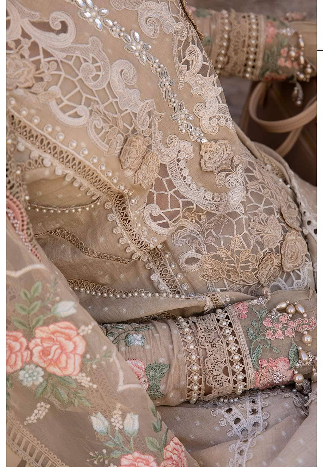 img_maria_b_lawn_24_awwal_boutique