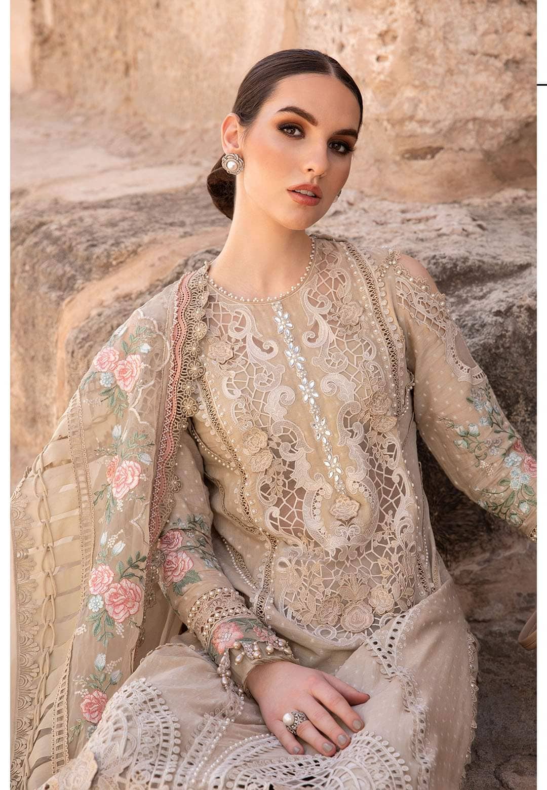 img_maria_b_lawn_24_awwal_boutique
