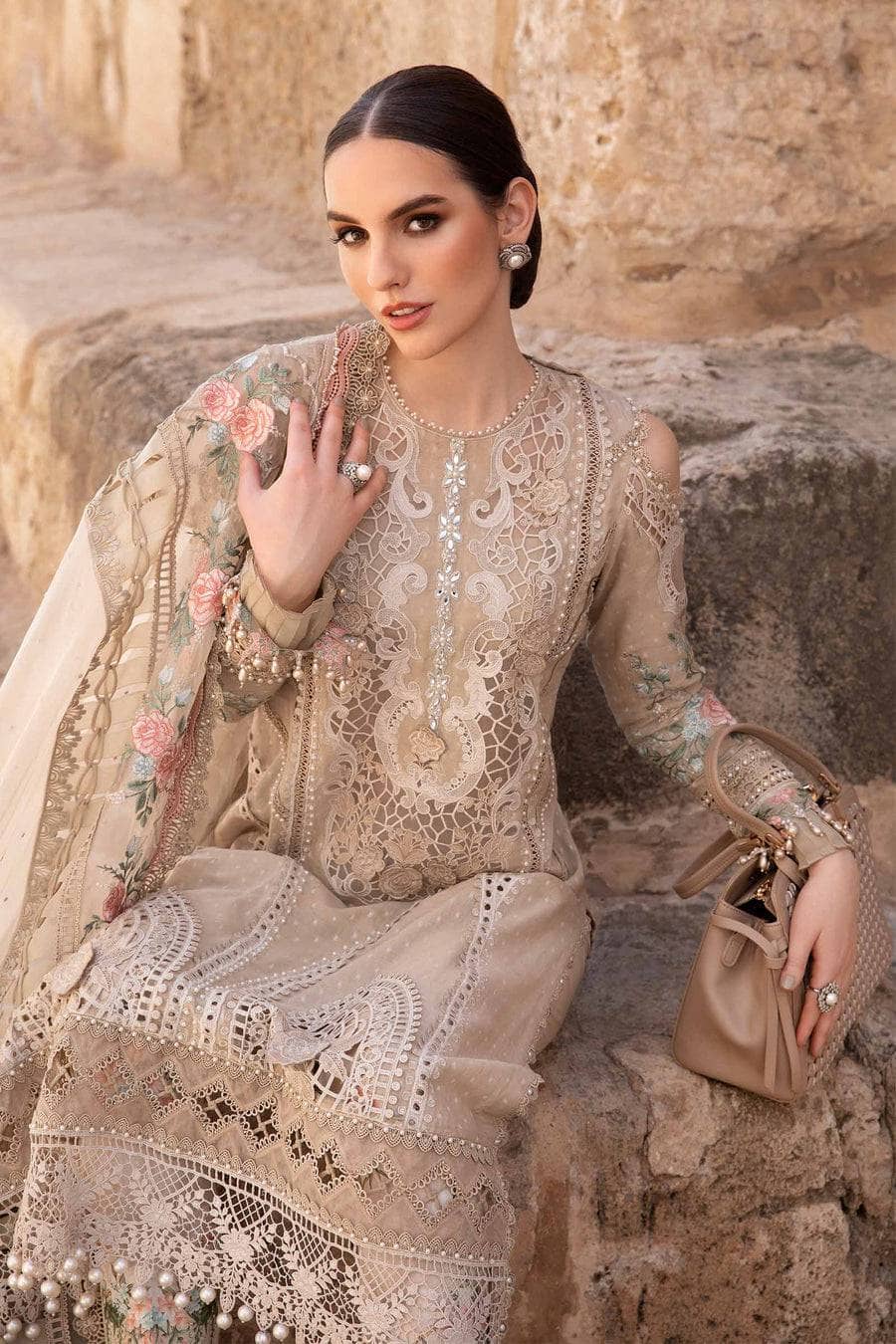 img_maria_b_lawn_24_awwal_boutique