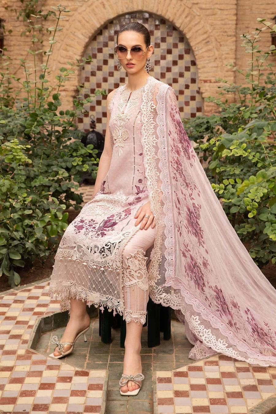 img_maria_b_lawn_24_awwal_boutique