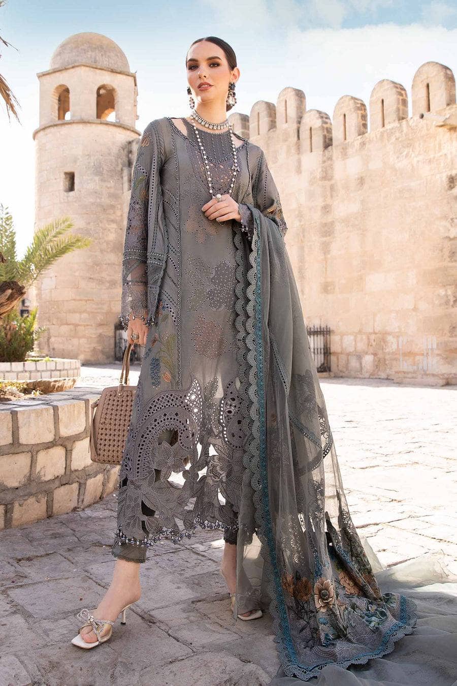 img_maria_b_lawn_24_awwal_boutique