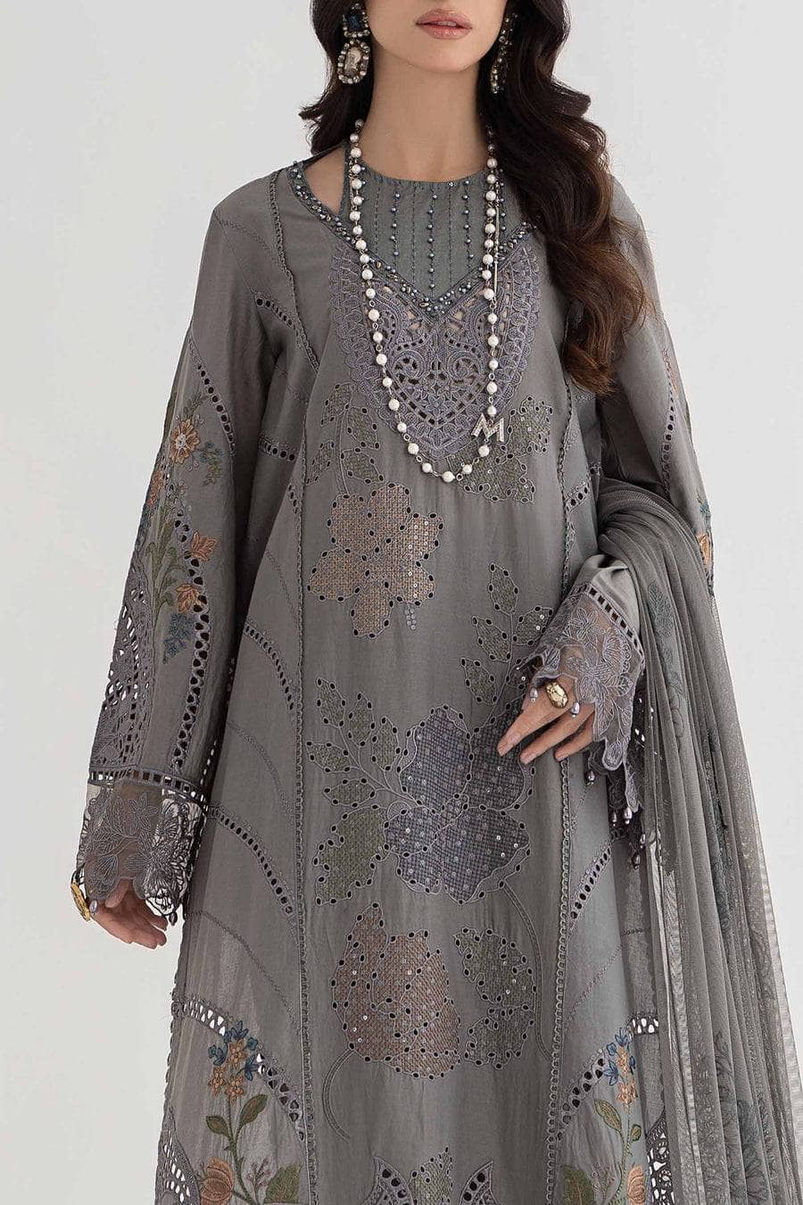 img_maria_b_lawn_24_awwal_boutique