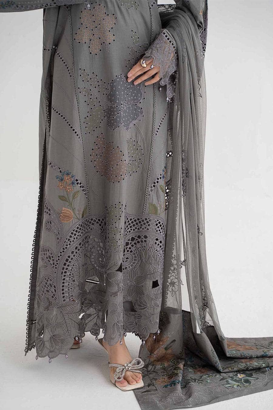 img_maria_b_lawn_24_awwal_boutique
