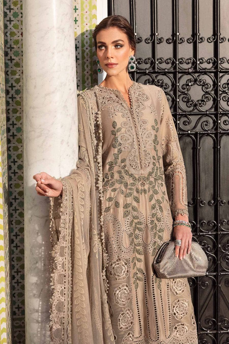 img_maria_luxury_lawn_25_awwal_boutique