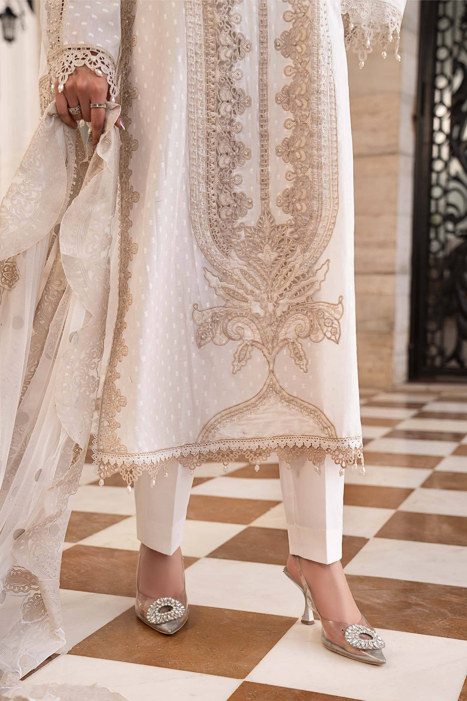 Monsoon Flash Sale🌧️‼️Maria B Luxury Lawn 26/Vol 2/D-01/Off White