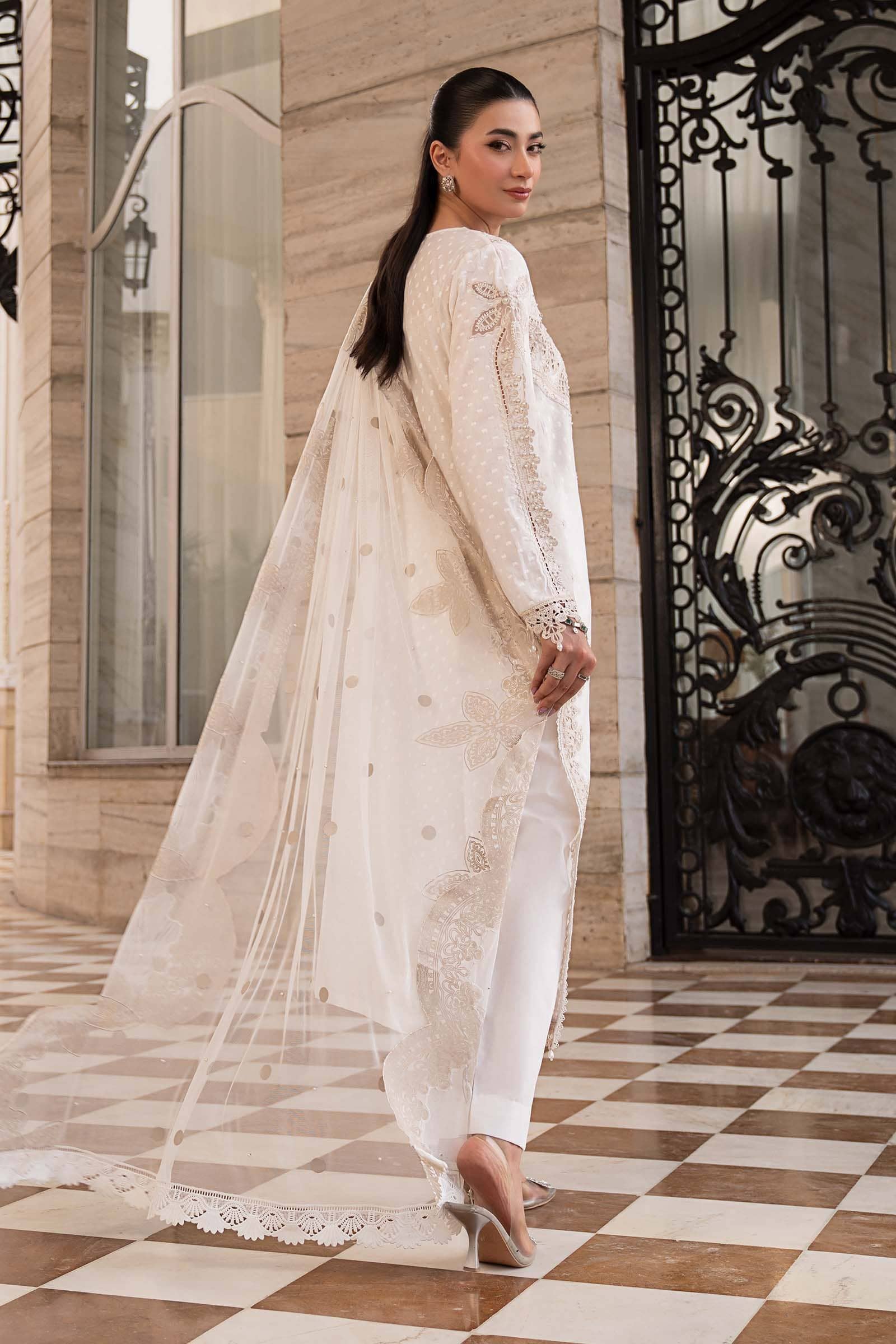 Monsoon Flash Sale🌧️‼️Maria B Luxury Lawn 26/Vol 2/D-01/Off White