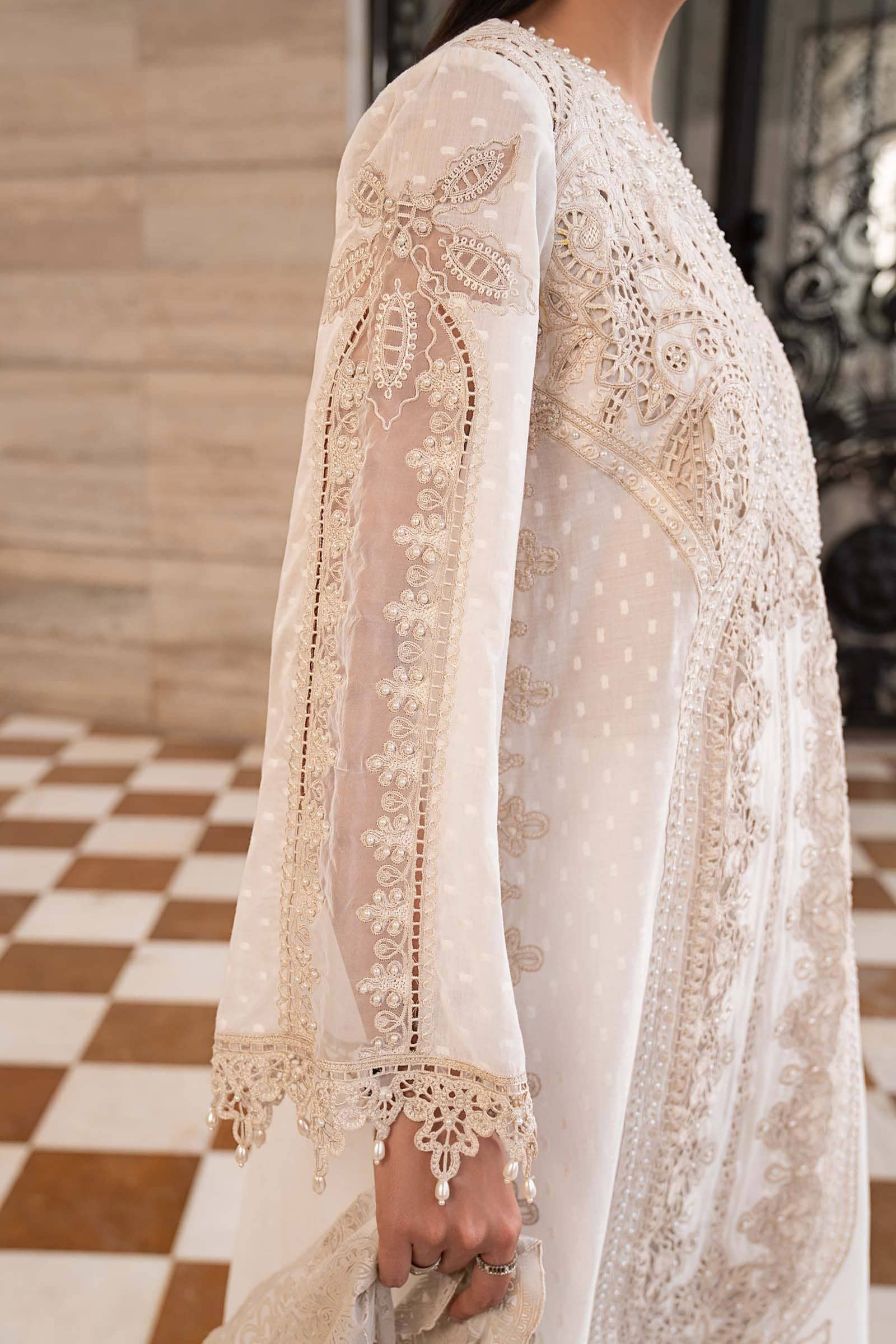 Monsoon Flash Sale🌧️‼️Maria B Luxury Lawn 26/Vol 2/D-01/Off White