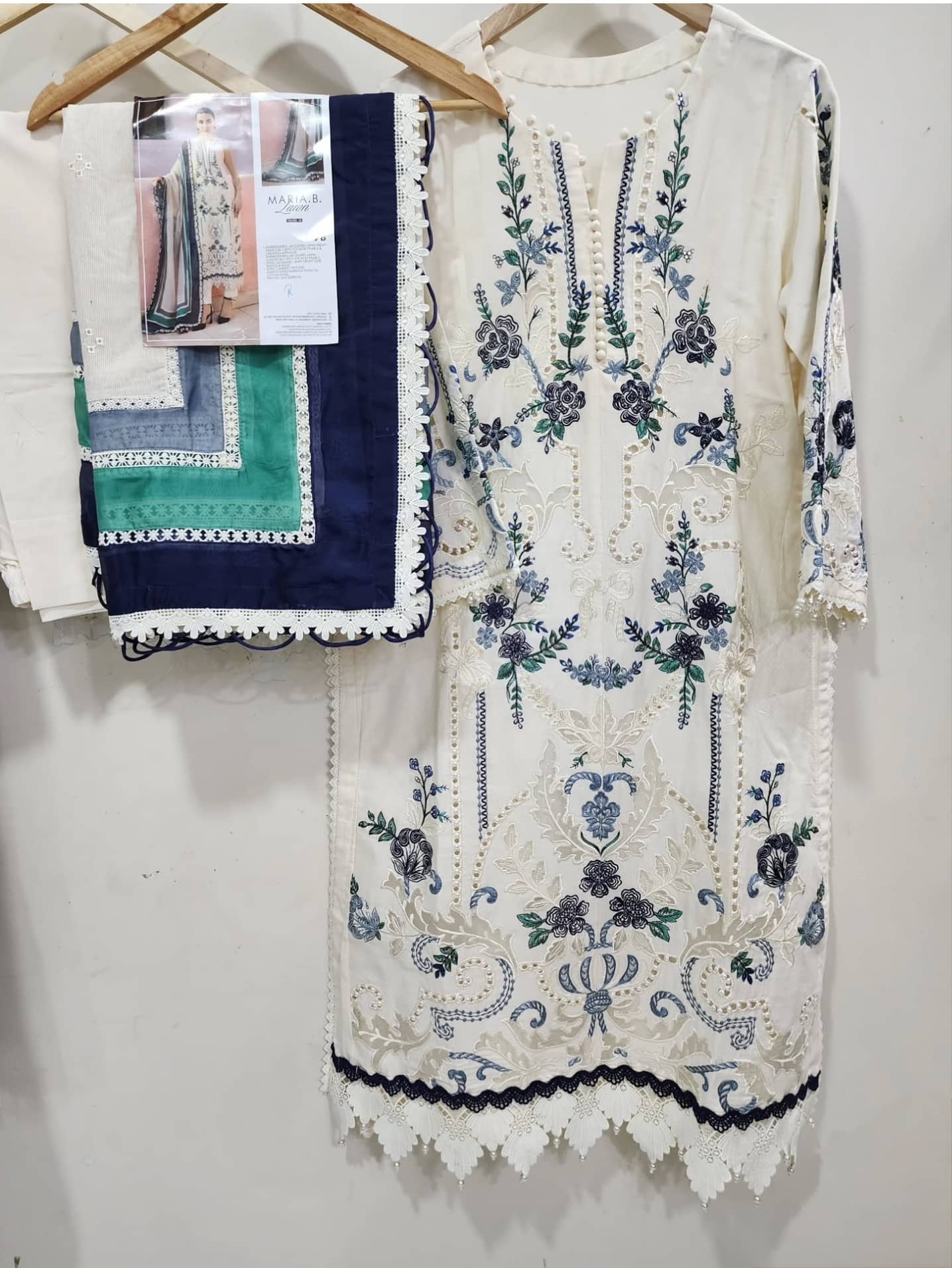 img_maria_b_lawn_awwal_boutique