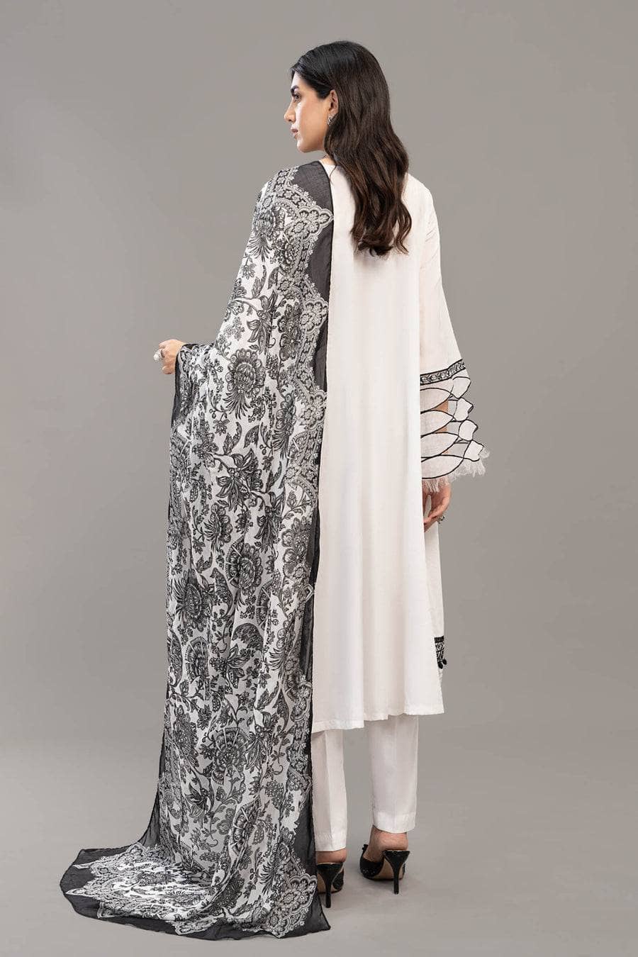 img_maria_b_m_prints_lawn_23_awwal_boutique