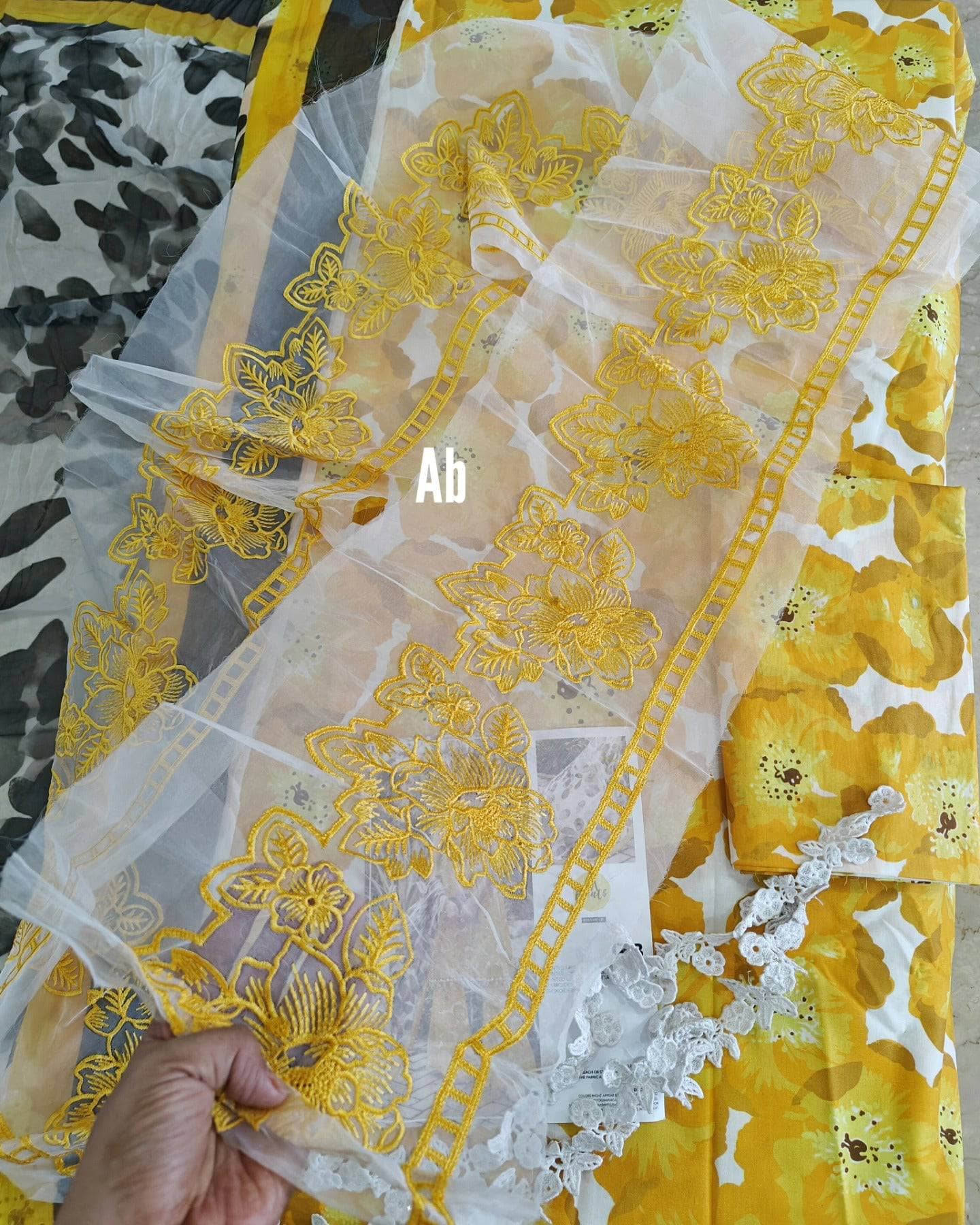 img_maria_b_lawn_24_awwal_boutique