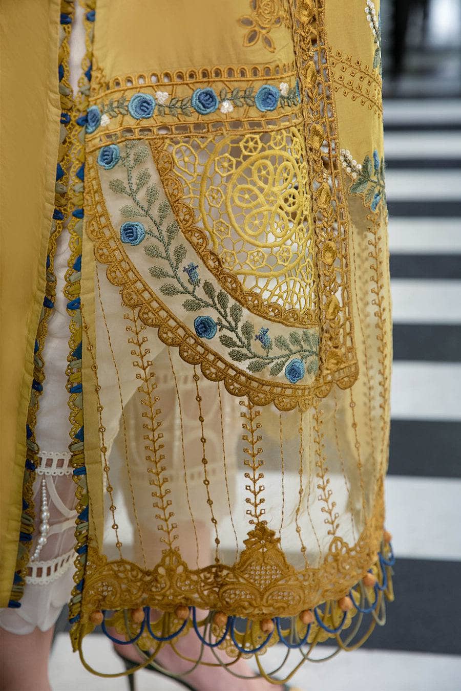 img_maria_b_eid_lawn_23_awwal_boutique