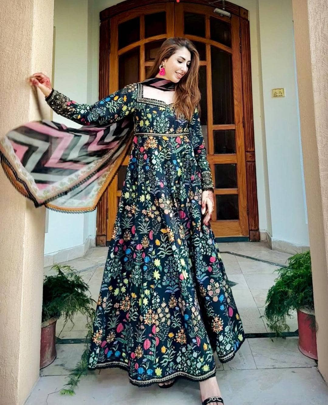 img_maria_b_m_prints_lawn_23_awwal_boutique