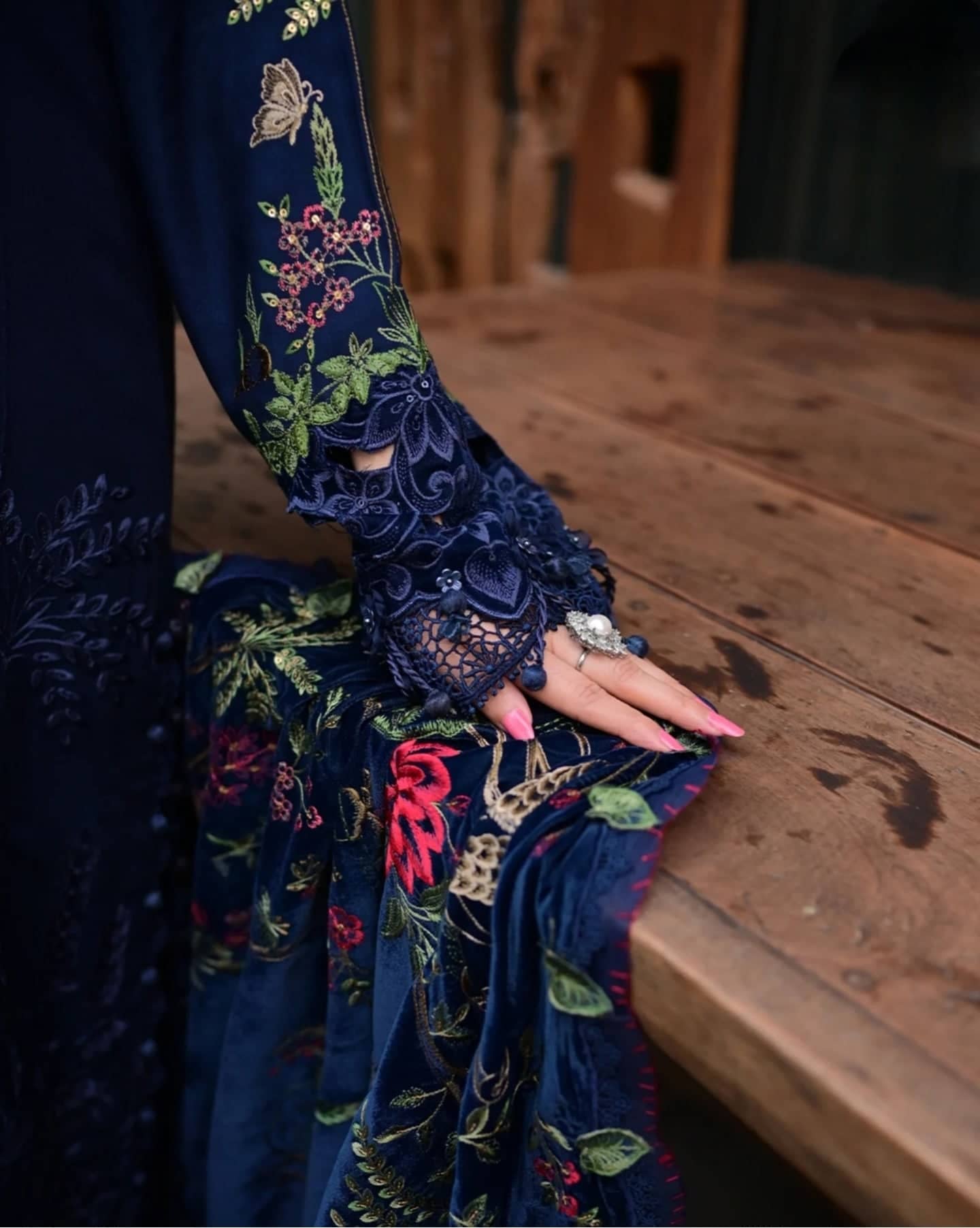 Maria B Winter Luxe spotted Spotted in Maria B Winter Luxe 25/Embroideried Twill Linen Suit/Embroidered velvet Shawl/12/Navy Blue
