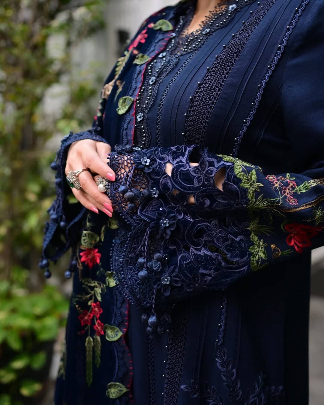 Maria B Winter Luxe spotted Spotted in Maria B Winter Luxe 25/Embroideried Twill Linen Suit/Embroidered velvet Shawl/12/Navy Blue