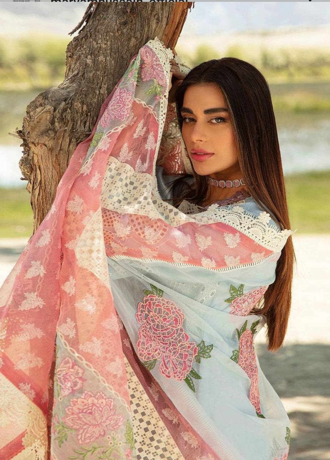 img_maryam_hussain_luxury_lawn_23_awwal_boutique