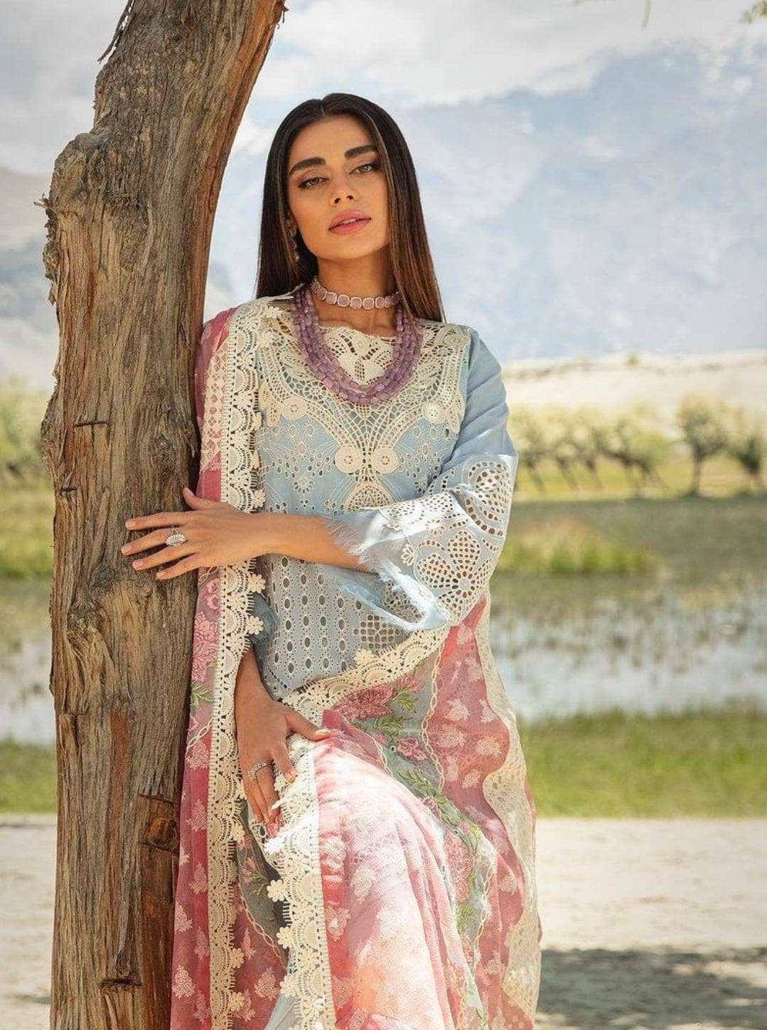 img_maryam_hussain_luxury_lawn_23_awwal_boutique