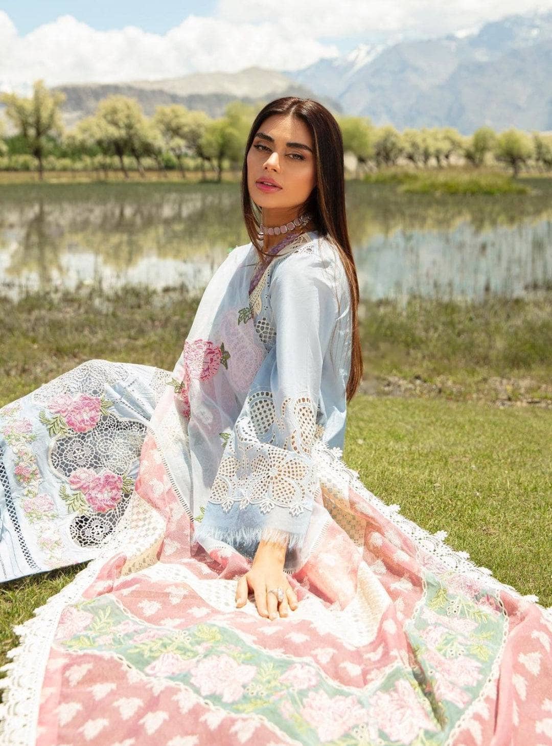 img_maryam_hussain_luxury_lawn_23_awwal_boutique
