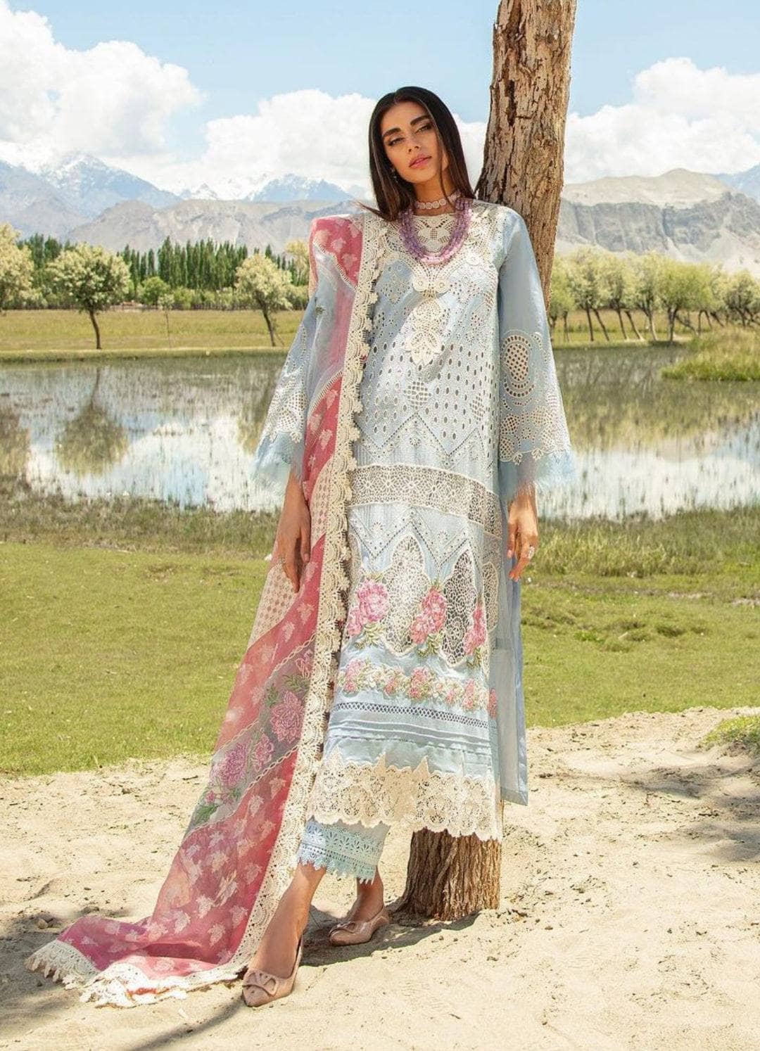 img_maryam_hussain_luxury_lawn_23_awwal_boutique
