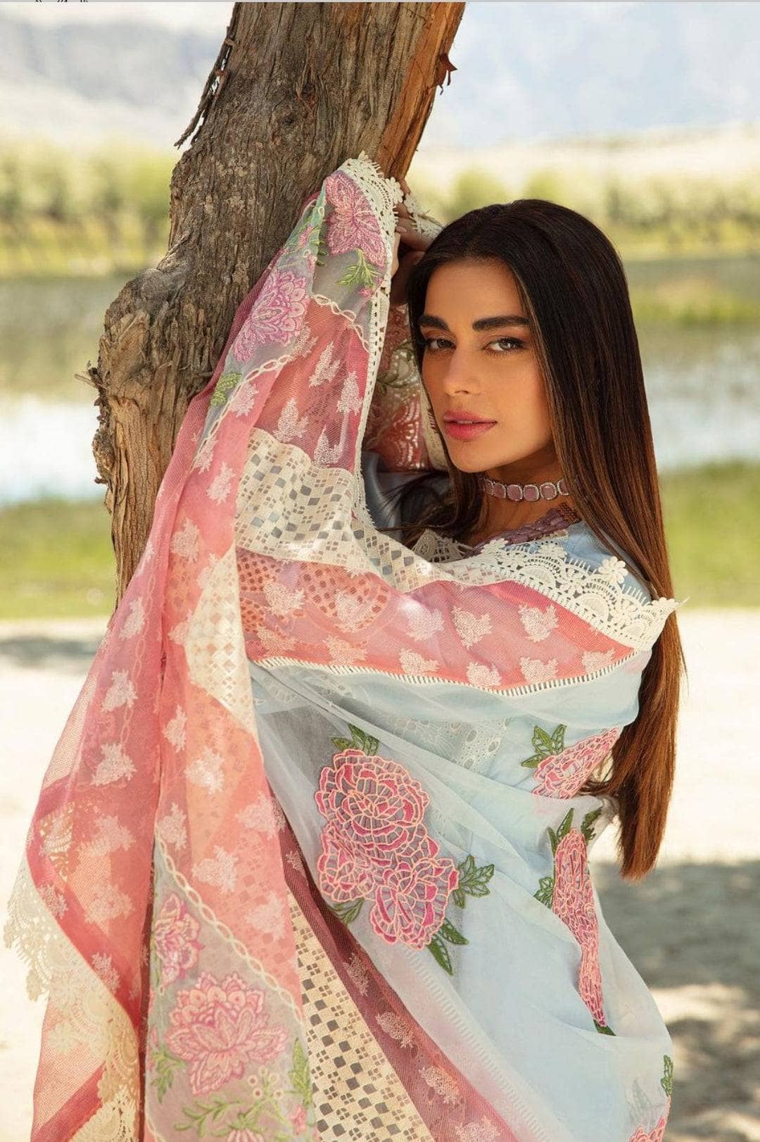 img_maryam_hussain_luxury_lawn_23_awwal_boutique