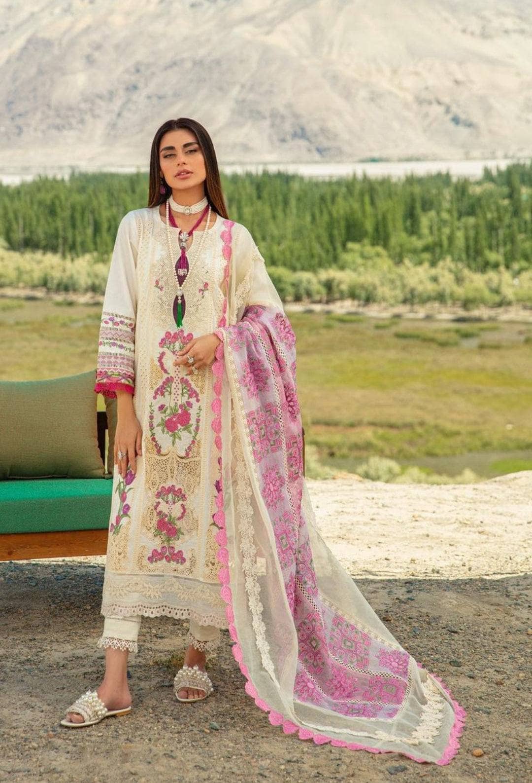 img_maryam_hussain_luxury_lawn_23_awwal_boutique