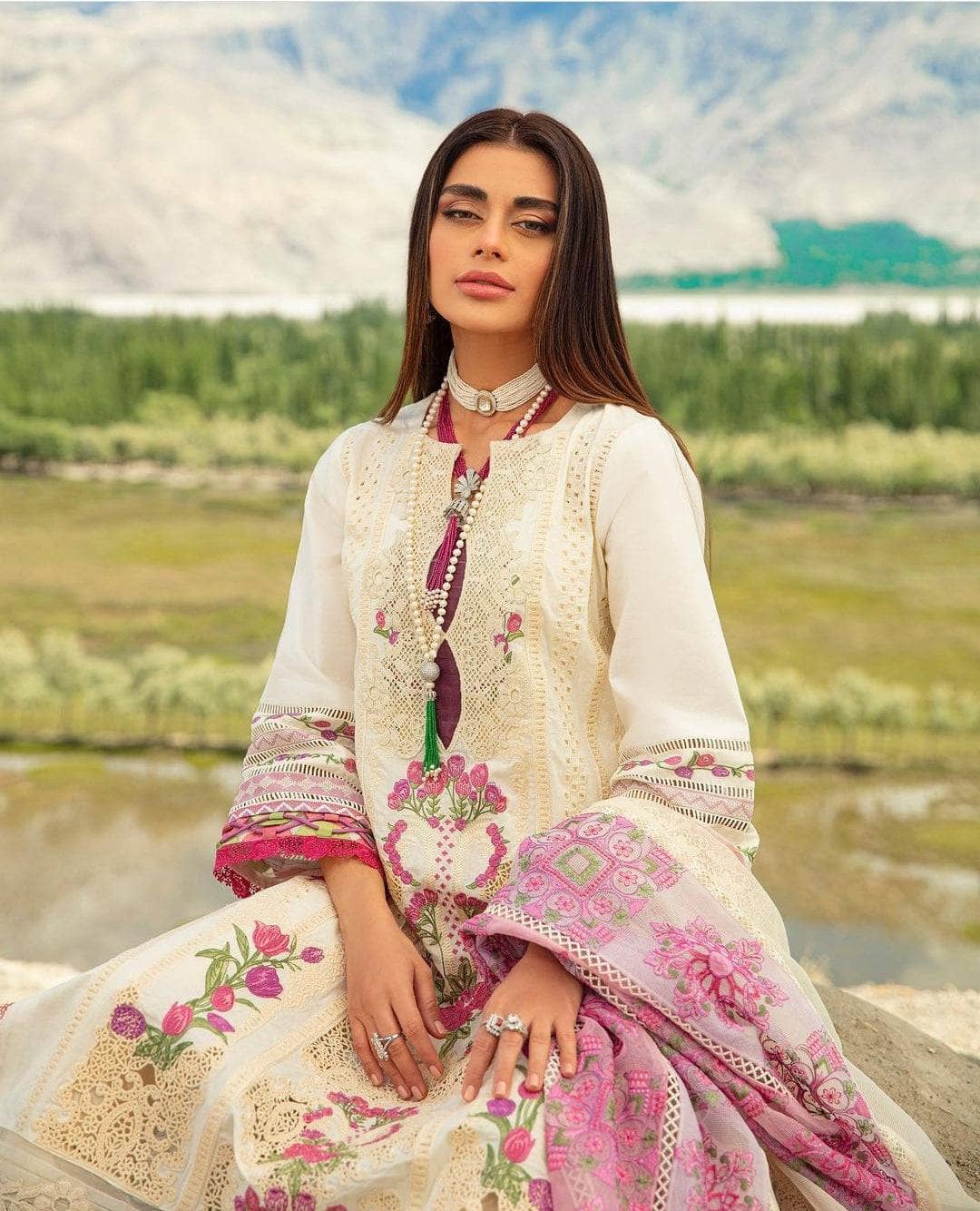 img_maryam_hussain_luxury_lawn_23_awwal_boutique