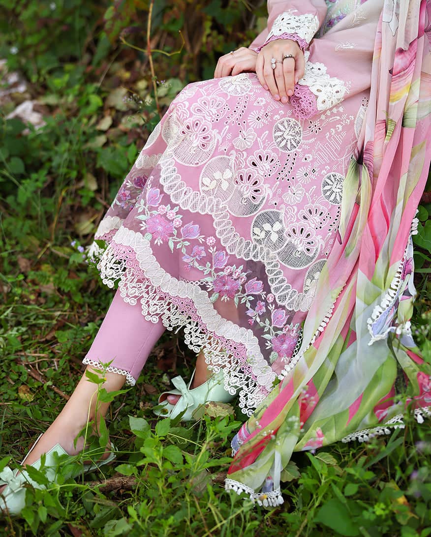 Sale‼️Mushq Solace Luxury 26/Petal Pull/Pale Off White & Pink
