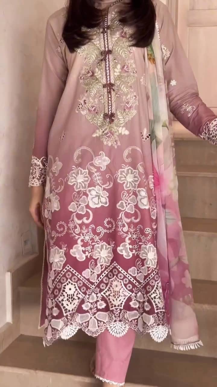 Spotted in Mushq Solace Luxury 26/Dew Drift/Ombre Pink