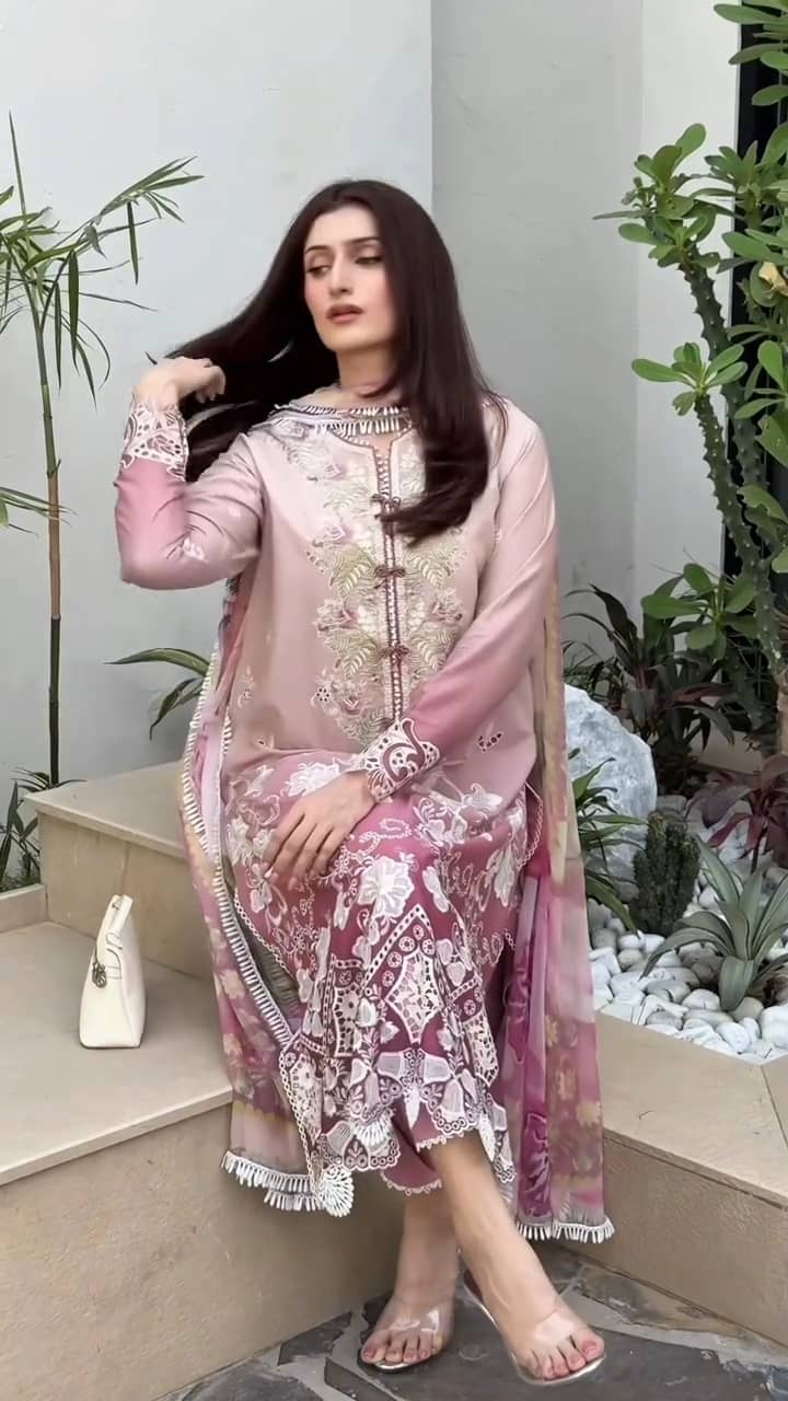 Spotted in Mushq Solace Luxury 26/Dew Drift/Ombre Pink